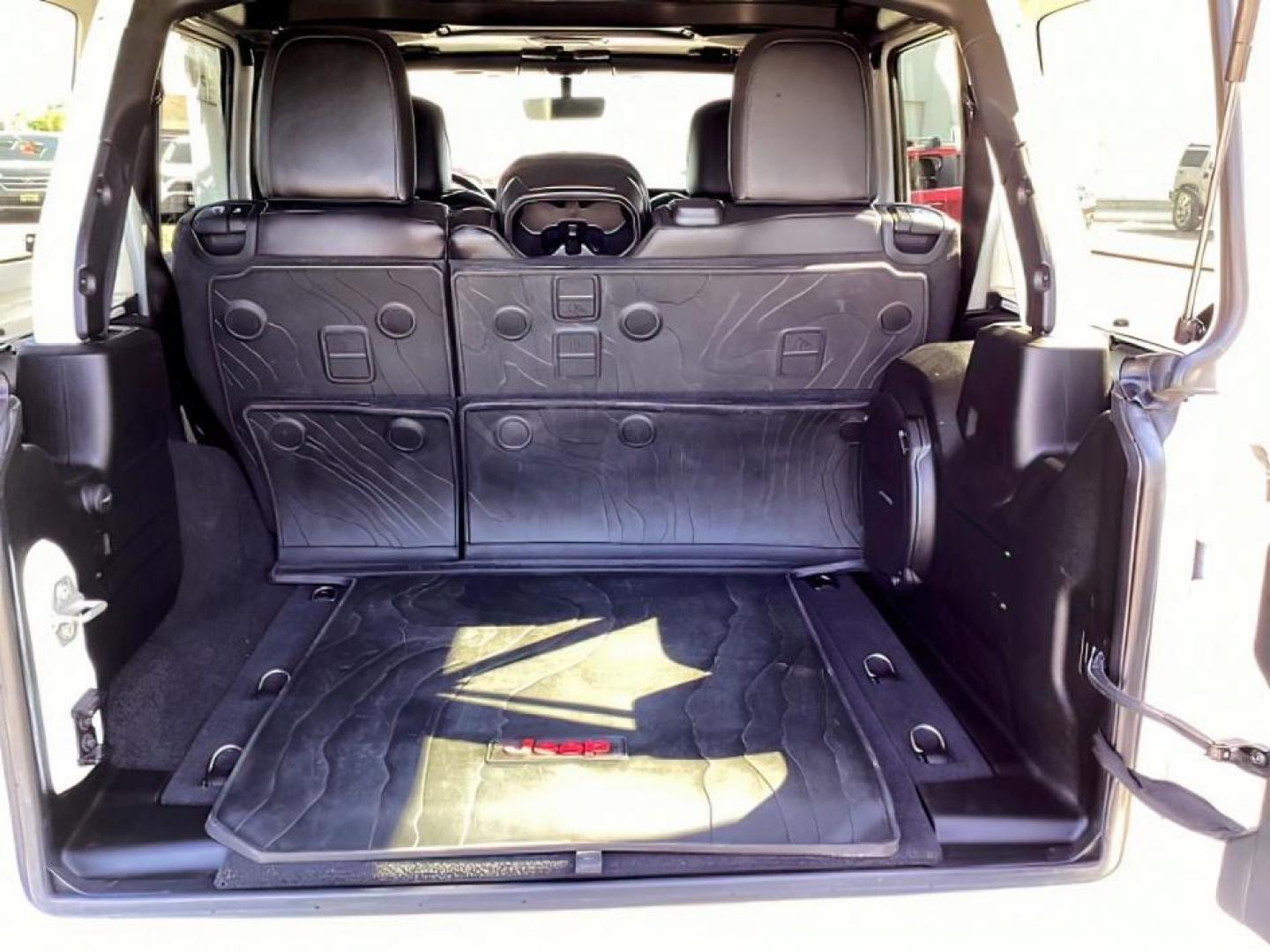 2021 WHITE /CLOTH Jeep Wrangler (1C4HJXEN8MW) with an 20L L4 DOHC 16V TURBO HYBRID engine, Automatic transmission, located at 1175 N Woodruff Ave, Idaho Falls, ID, 83401, 43.506901, -111.999657 - At Timberline Auto, finding a great deal on your next vehicle is always easy! Our experienced sales staff's goal is to help find you the right vehicle at the right price! Our knowledgeable finance department has options for almost any credit score. We offer extended service contract options to prote - Photo#30