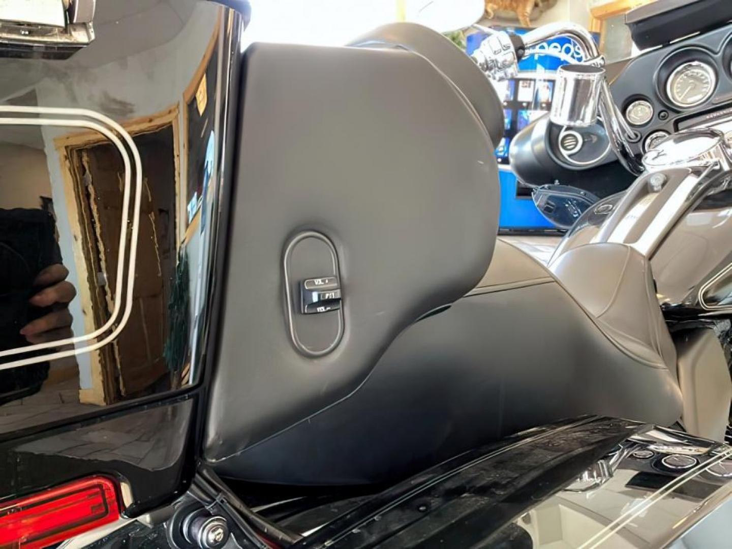 2012 BLACK Harley-Davidson FLHTCU103 (1HD1FCM17CB) with an 1690CC engine, Manual transmission, located at 1175 N Woodruff Ave, Idaho Falls, ID, 83401, 43.506901, -111.999657 - At Timberline Auto, finding a great deal on your next vehicle is always easy! Our experienced sales staff's goal is to help find you the right vehicle at the right price! Our knowledgeable finance department has options for almost any credit score. We offer extended service contract options to prote - Photo#8