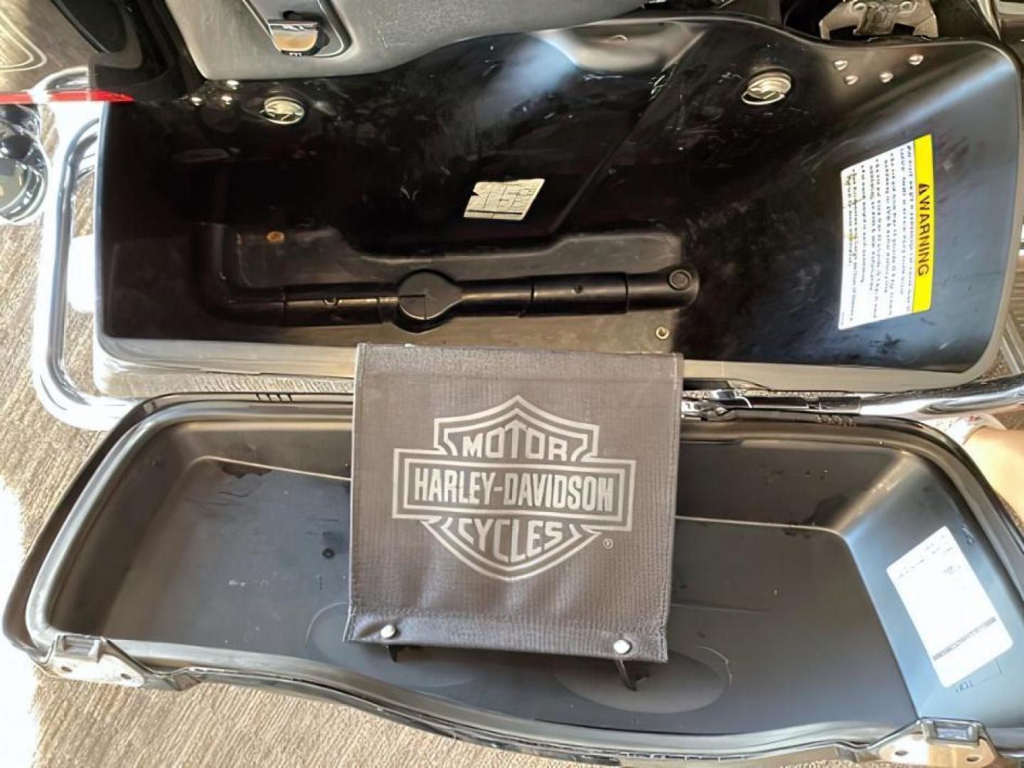 2012 BLACK Harley-Davidson FLHTCU103 (1HD1FCM17CB) with an 1690CC engine, Manual transmission, located at 1175 N Woodruff Ave, Idaho Falls, ID, 83401, 43.506901, -111.999657 - At Timberline Auto, finding a great deal on your next vehicle is always easy! Our experienced sales staff's goal is to help find you the right vehicle at the right price! Our knowledgeable finance department has options for almost any credit score. We offer extended service contract options to prote - Photo#9