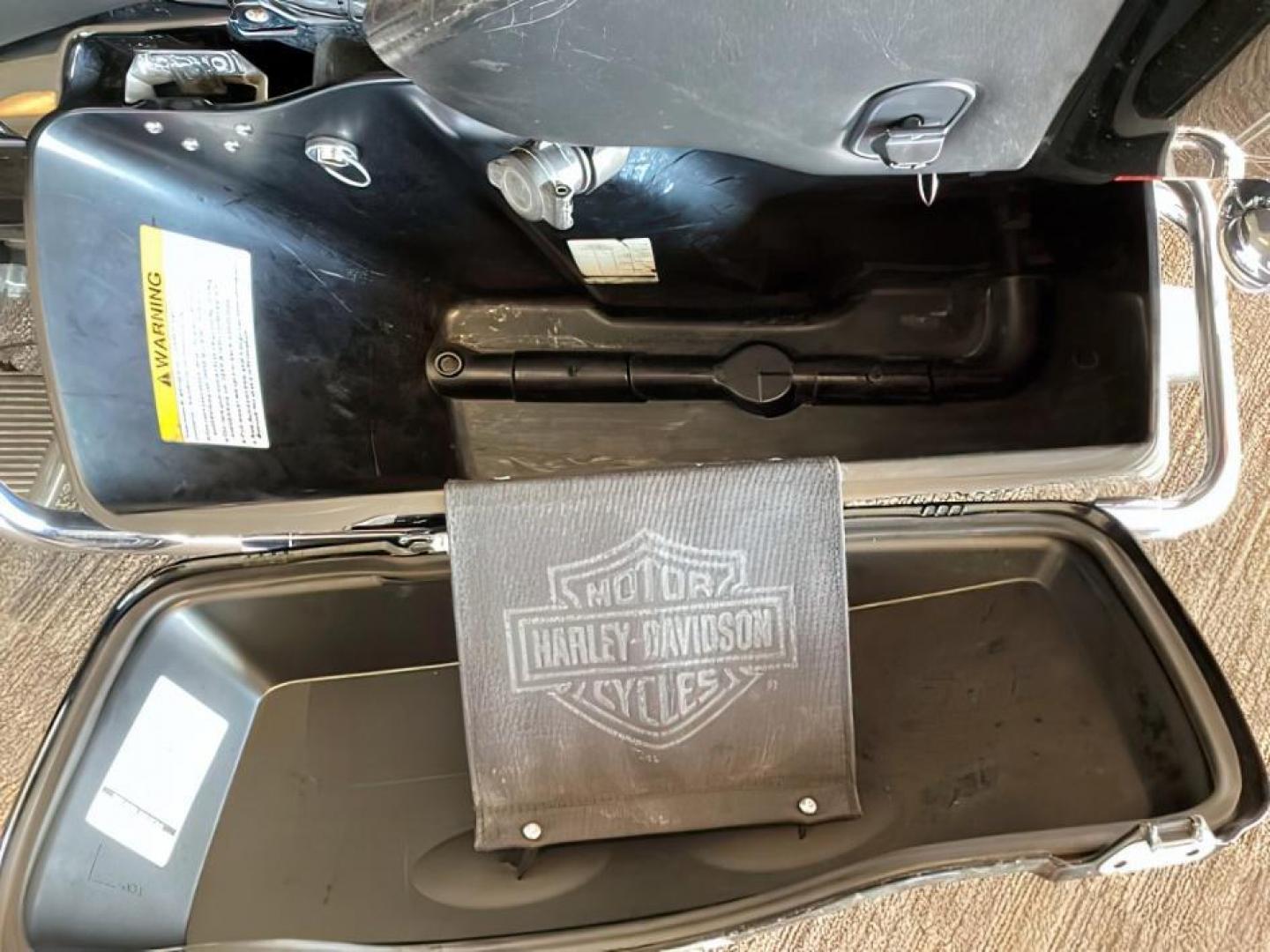 2012 BLACK Harley-Davidson FLHTCU103 (1HD1FCM17CB) with an 1690CC engine, Manual transmission, located at 1175 N Woodruff Ave, Idaho Falls, ID, 83401, 43.506901, -111.999657 - At Timberline Auto, finding a great deal on your next vehicle is always easy! Our experienced sales staff's goal is to help find you the right vehicle at the right price! Our knowledgeable finance department has options for almost any credit score. We offer extended service contract options to prote - Photo#11
