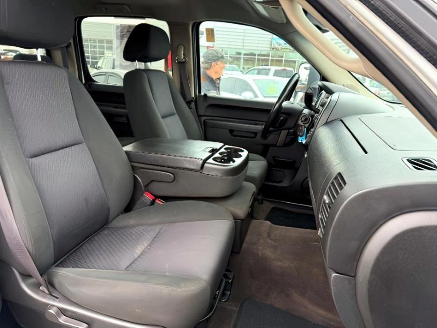 2013 Summit White /Ebony Cloth Interior GMC Sierra 3500HD (1GT423C80DF) with an 66L V8 32V OHV DIESEL engine, Automatic transmission, located at 1175 N Woodruff Ave, Idaho Falls, ID, 83401, 43.506901, -111.999657 - At Timberline Auto, finding a great deal on your next vehicle is always easy! Our experienced sales staff's goal is to help find you the right vehicle at the right price! Our knowledgeable finance department has options for almost any credit score. We offer extended service contract options to prote - Photo#17