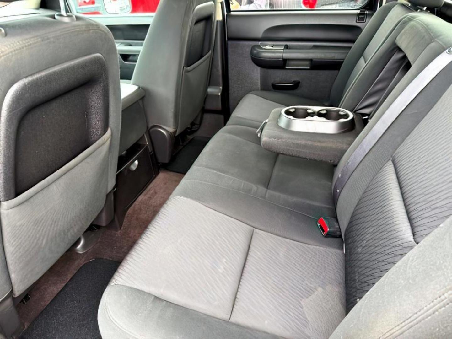 2013 Summit White /Ebony Cloth Interior GMC Sierra 3500HD (1GT423C80DF) with an 66L V8 32V OHV DIESEL engine, Automatic transmission, located at 1175 N Woodruff Ave, Idaho Falls, ID, 83401, 43.506901, -111.999657 - At Timberline Auto, finding a great deal on your next vehicle is always easy! Our experienced sales staff's goal is to help find you the right vehicle at the right price! Our knowledgeable finance department has options for almost any credit score. We offer extended service contract options to prote - Photo#21