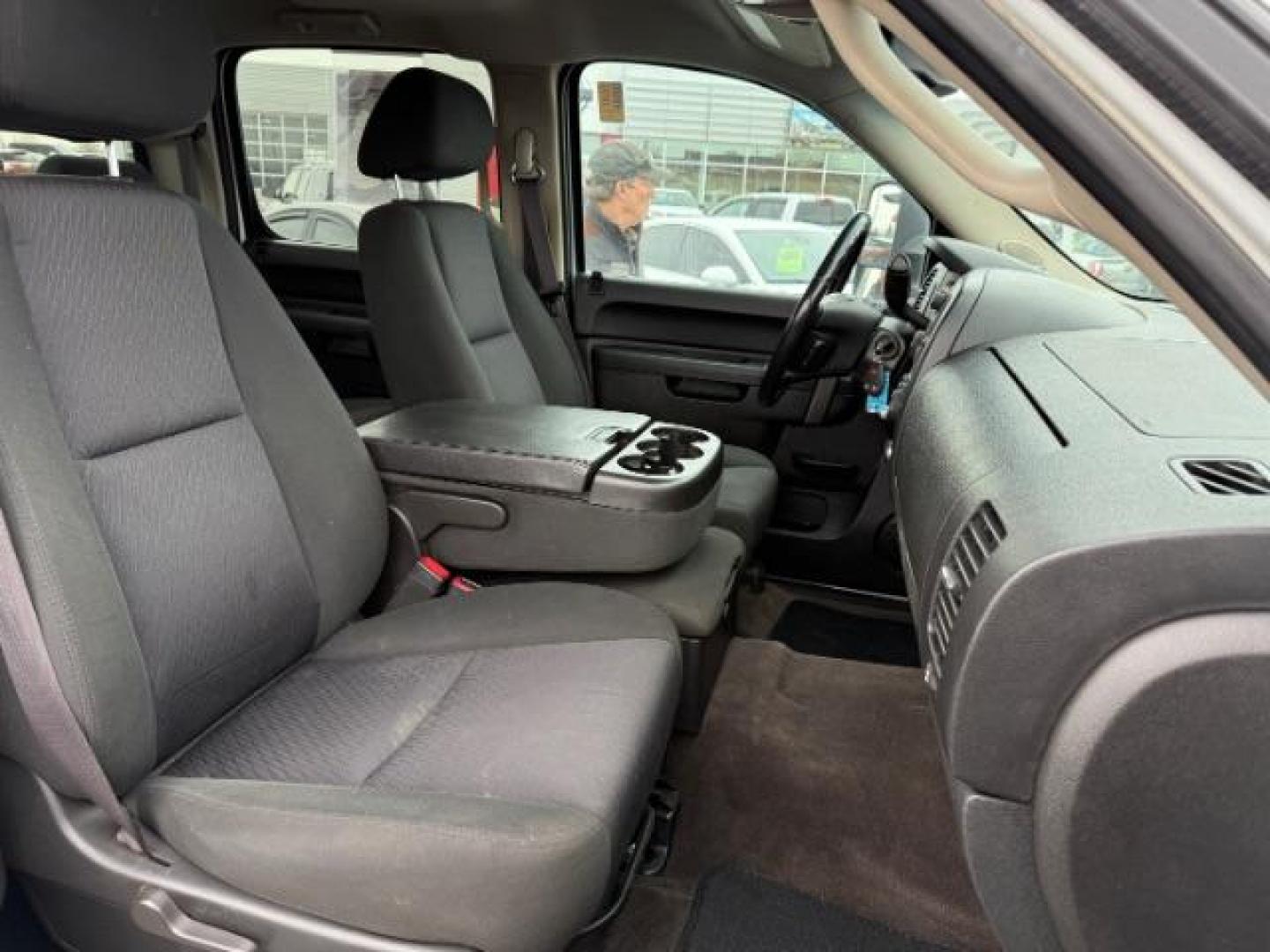 2013 Summit White /Ebony Cloth Interior GMC Sierra 3500HD SLE Crew Cab Long Box 4WD (1GT423C80DF) with an 6.6L V8 32V OHV DIESEL engine, 6-Speed Automatic transmission, located at 1235 N Woodruff Ave., Idaho Falls, 83401, (208) 523-1053, 43.507172, -112.000488 - At Timberline Auto, finding a great deal on your next vehicle is always easy! Our experienced sales staff's goal is to help find you the right vehicle at the right price! Our knowledgeable finance department has options for almost any credit score. We offer extended service contract options to prote - Photo#17
