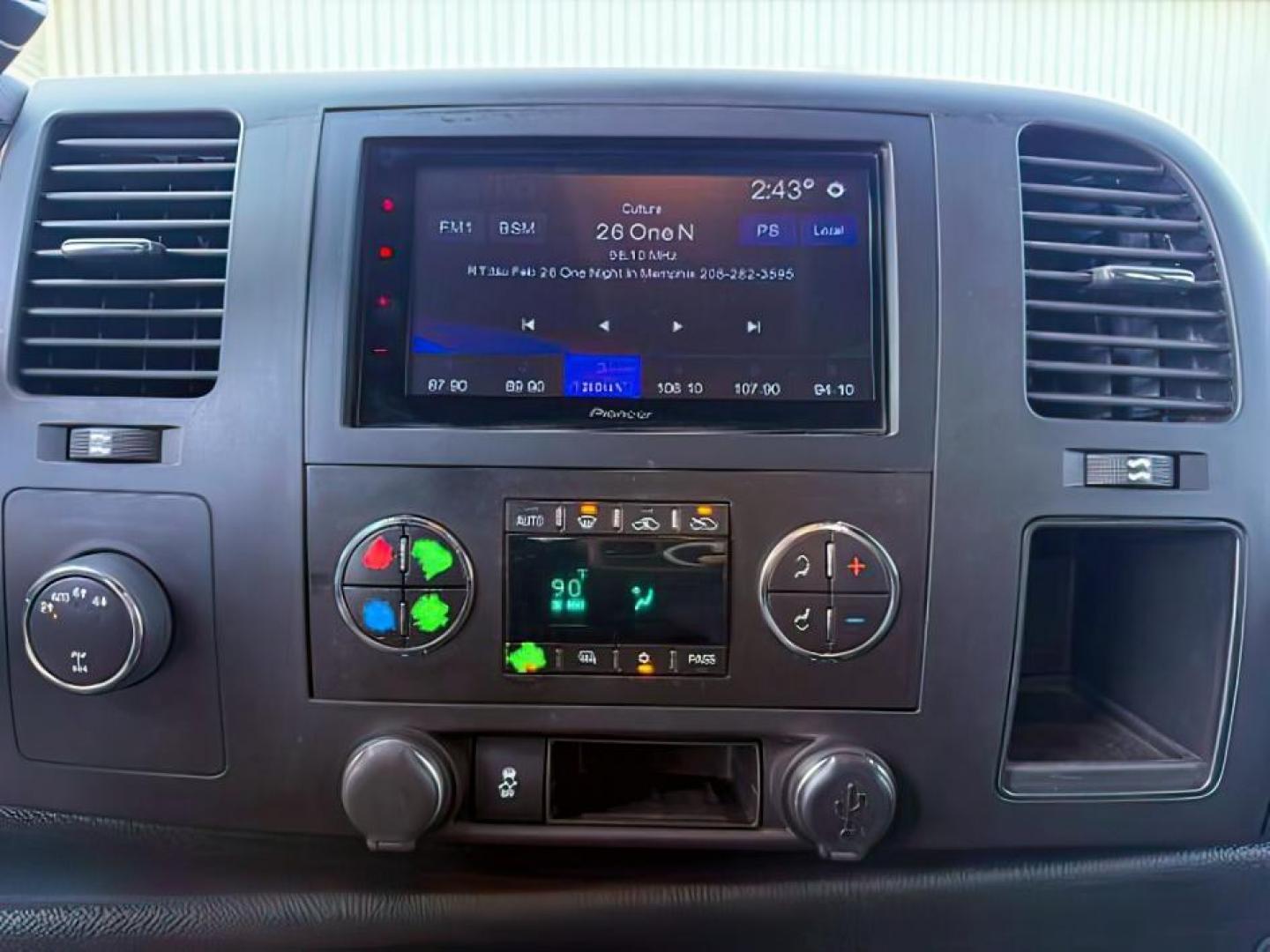 2013 Black /Ebony Cloth Interior Chevrolet Silverado 1500 (3GCPKSE74DG) with an 53L V8 OHV 16V FFV engine, Automatic transmission, located at 1175 N Woodruff Ave, Idaho Falls, ID, 83401, 43.506901, -111.999657 - At Timberline Auto, finding a great deal on your next vehicle is always easy! Our experienced sales staff's goal is to help find you the right vehicle at the right price! Our knowledgeable finance department has options for almost any credit score. We offer extended service contract options to prote - Photo#14