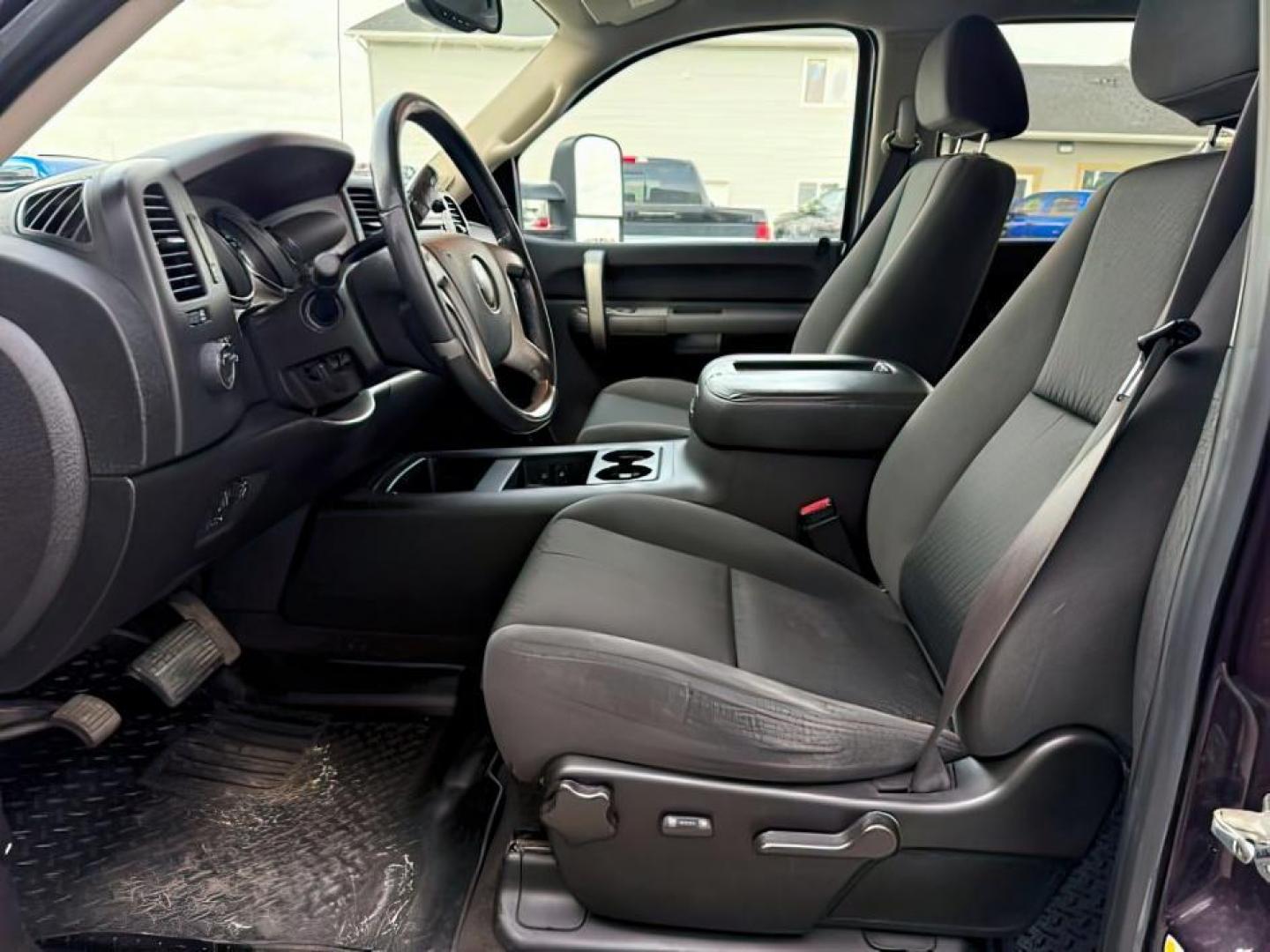 2008 GRAY /Ebony Cloth Interior GMC Sierra 2500HD SLE2 Crew Cab Std. Box 4WD (1GTHK23608F) with an 6.6L V8 16V OHV TURBO DIESEL engine, 6-Speed Automatic transmission, located at 1235 N Woodruff Ave., Idaho Falls, 83401, (208) 523-1053, 43.507172, -112.000488 - At Timberline Auto, finding a great deal on your next vehicle is always easy! Our experienced sales staff's goal is to help find you the right vehicle at the right price! Our knowledgeable finance department has options for almost any credit score. We offer extended service contract options to prote - Photo#9