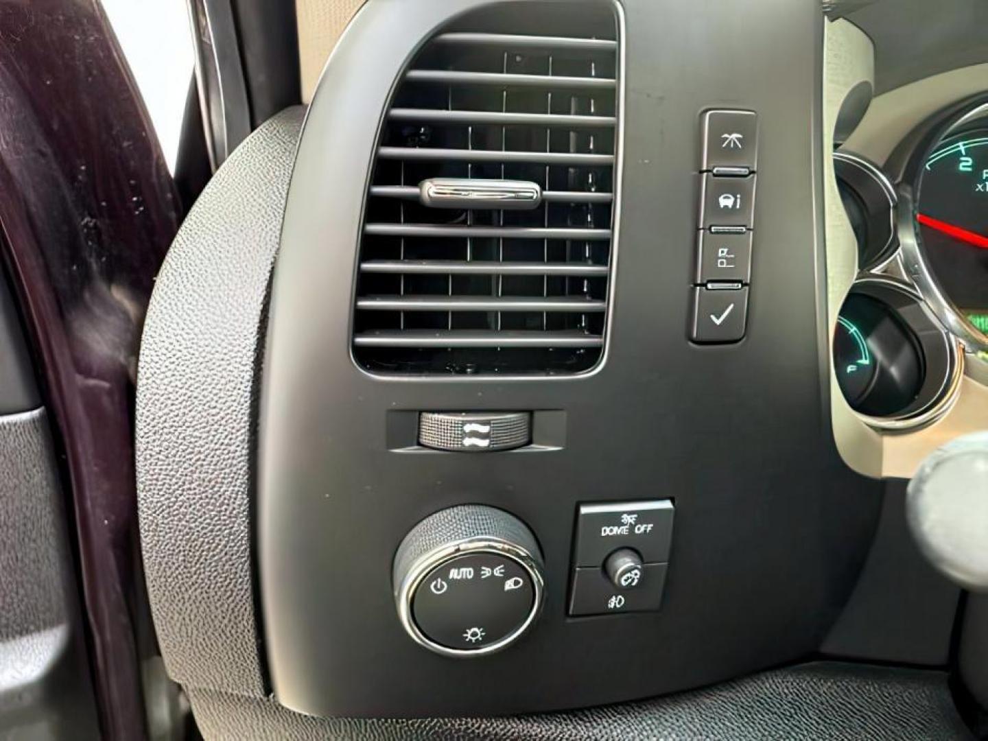2008 GRAY /Ebony Cloth Interior GMC Sierra 2500HD SLE2 Crew Cab Std. Box 4WD (1GTHK23608F) with an 6.6L V8 16V OHV TURBO DIESEL engine, 6-Speed Automatic transmission, located at 1235 N Woodruff Ave., Idaho Falls, 83401, (208) 523-1053, 43.507172, -112.000488 - At Timberline Auto, finding a great deal on your next vehicle is always easy! Our experienced sales staff's goal is to help find you the right vehicle at the right price! Our knowledgeable finance department has options for almost any credit score. We offer extended service contract options to prote - Photo#12