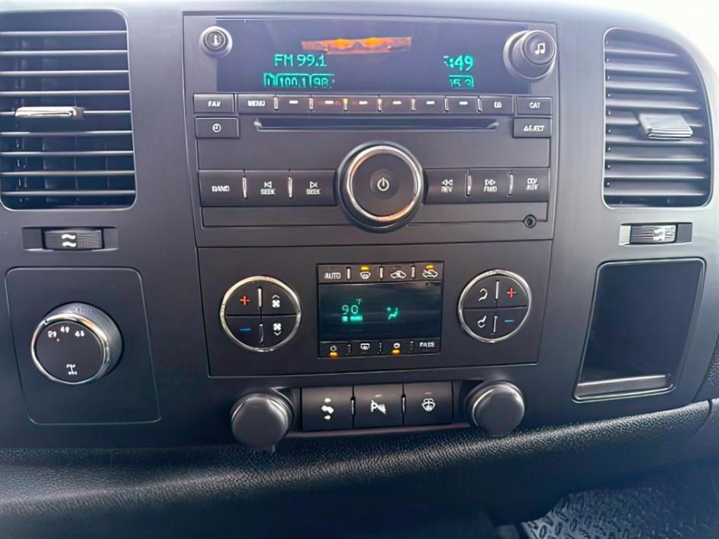 2008 GRAY /Ebony Cloth Interior GMC Sierra 2500HD SLE2 Crew Cab Std. Box 4WD (1GTHK23608F) with an 6.6L V8 16V OHV TURBO DIESEL engine, 6-Speed Automatic transmission, located at 1235 N Woodruff Ave., Idaho Falls, 83401, (208) 523-1053, 43.507172, -112.000488 - At Timberline Auto, finding a great deal on your next vehicle is always easy! Our experienced sales staff's goal is to help find you the right vehicle at the right price! Our knowledgeable finance department has options for almost any credit score. We offer extended service contract options to prote - Photo#13