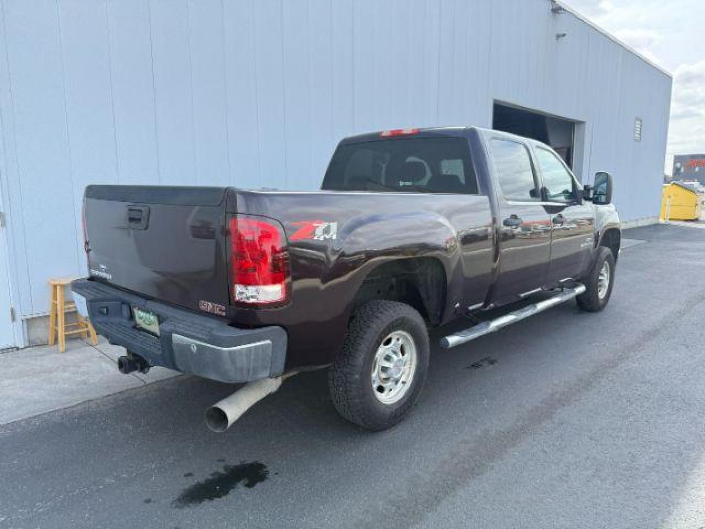 2008 GRAY /Ebony Cloth Interior GMC Sierra 2500HD SLE2 Crew Cab Std. Box 4WD (1GTHK23608F) with an 6.6L V8 16V OHV TURBO DIESEL engine, 6-Speed Automatic transmission, located at 1235 N Woodruff Ave., Idaho Falls, 83401, (208) 523-1053, 43.507172, -112.000488 - At Timberline Auto, finding a great deal on your next vehicle is always easy! Our experienced sales staff's goal is to help find you the right vehicle at the right price! Our knowledgeable finance department has options for almost any credit score. We offer extended service contract options to prote - Photo#3