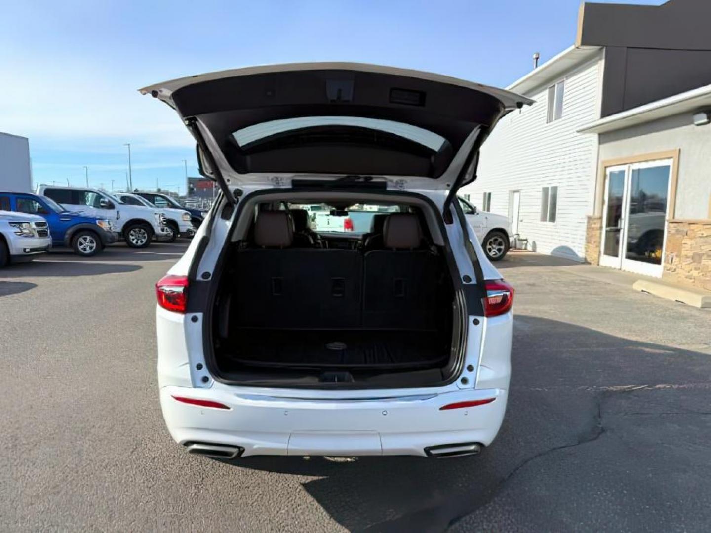 2021 White Frost Tricoat /Chestnut Seats w/Ebony Interior Accents, leather Buick Enclave (5GAEVCKW7MJ) with an 36L V6 DOHC 24V engine, Automatic transmission, located at 1175 N Woodruff Ave, Idaho Falls, ID, 83401, 43.506901, -111.999657 - At Timberline Auto, finding a great deal on your next vehicle is always easy! Our experienced sales staff's goal is to help find you the right vehicle at the right price! Our knowledgeable finance department has options for almost any credit score. We offer extended service contract options to prote - Photo#5