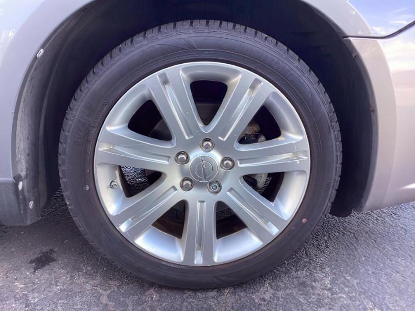 2013 Billet Silver Metallic /Black Cloth Interior Chrysler 200 LX (1C3CCBAB8DN) with an 2.4L L4 DOHC 16V engine, 6-Speed Automatic transmission, located at 1235 N Woodruff Ave., Idaho Falls, 83401, (208) 523-1053, 43.507172, -112.000488 - At Timberline Auto, finding a great deal on your next vehicle is always easy! Our experienced sales staff's goal is to help find you the right vehicle at the right price! Our knowledgeable finance department has options for almost any credit score. We offer extended service contract options to prote - Photo#9