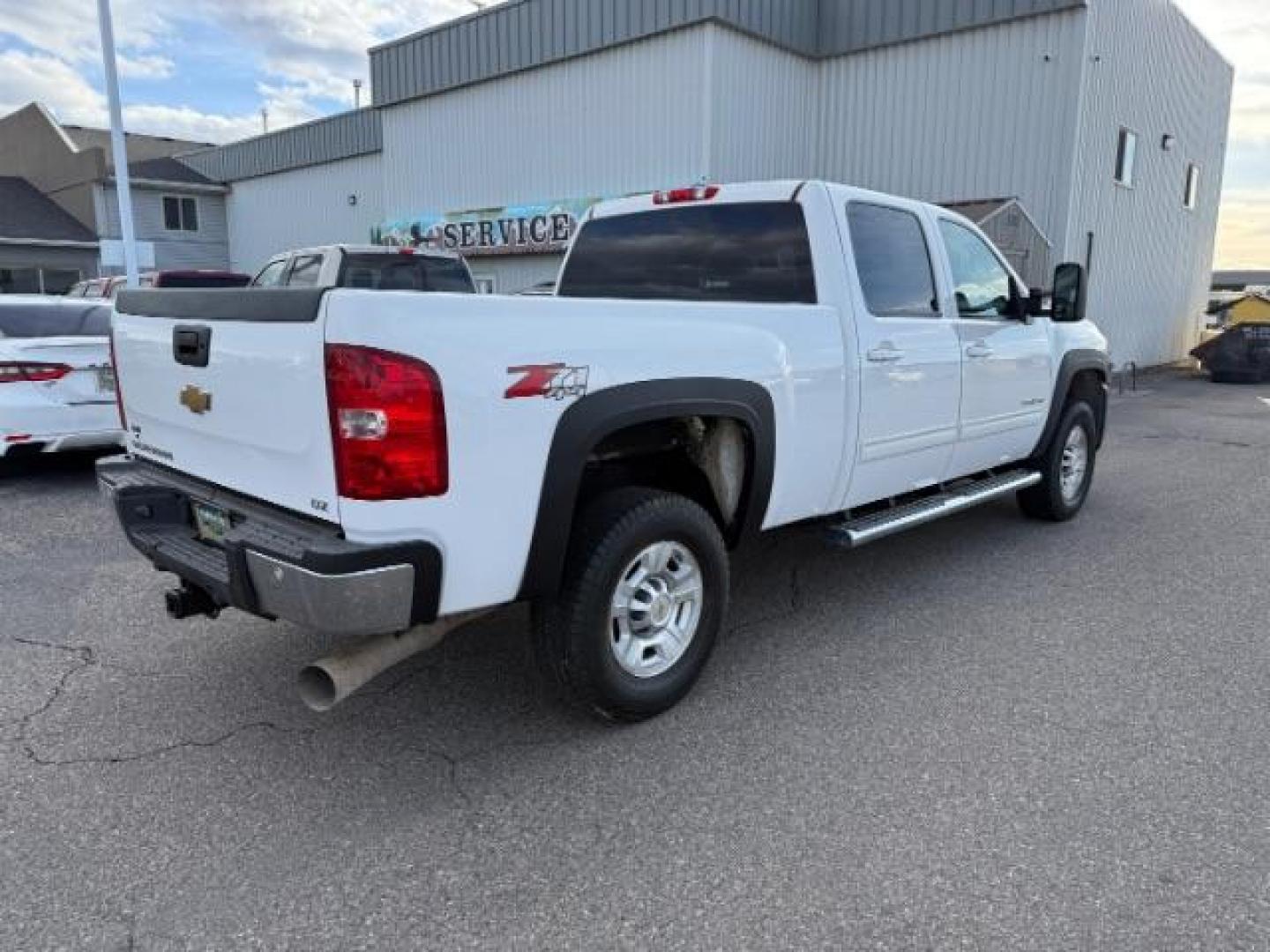 2010 Summit White /Ebony Leather Interior Chevrolet Silverado 2500HD LTZ Crew Cab 4WD (1GC4KYB69AF) with an 6.6L V8 OHV 32V TURBO DIESEL engine, 6-Speed Automatic transmission, located at 1235 N Woodruff Ave., Idaho Falls, 83401, (208) 523-1053, 43.507172, -112.000488 - At Timberline Auto, finding a great deal on your next vehicle is always easy! Our experienced sales staff's goal is to help find you the right vehicle at the right price! Our knowledgeable finance department has options for almost any credit score. We offer extended service contract options to prote - Photo#4