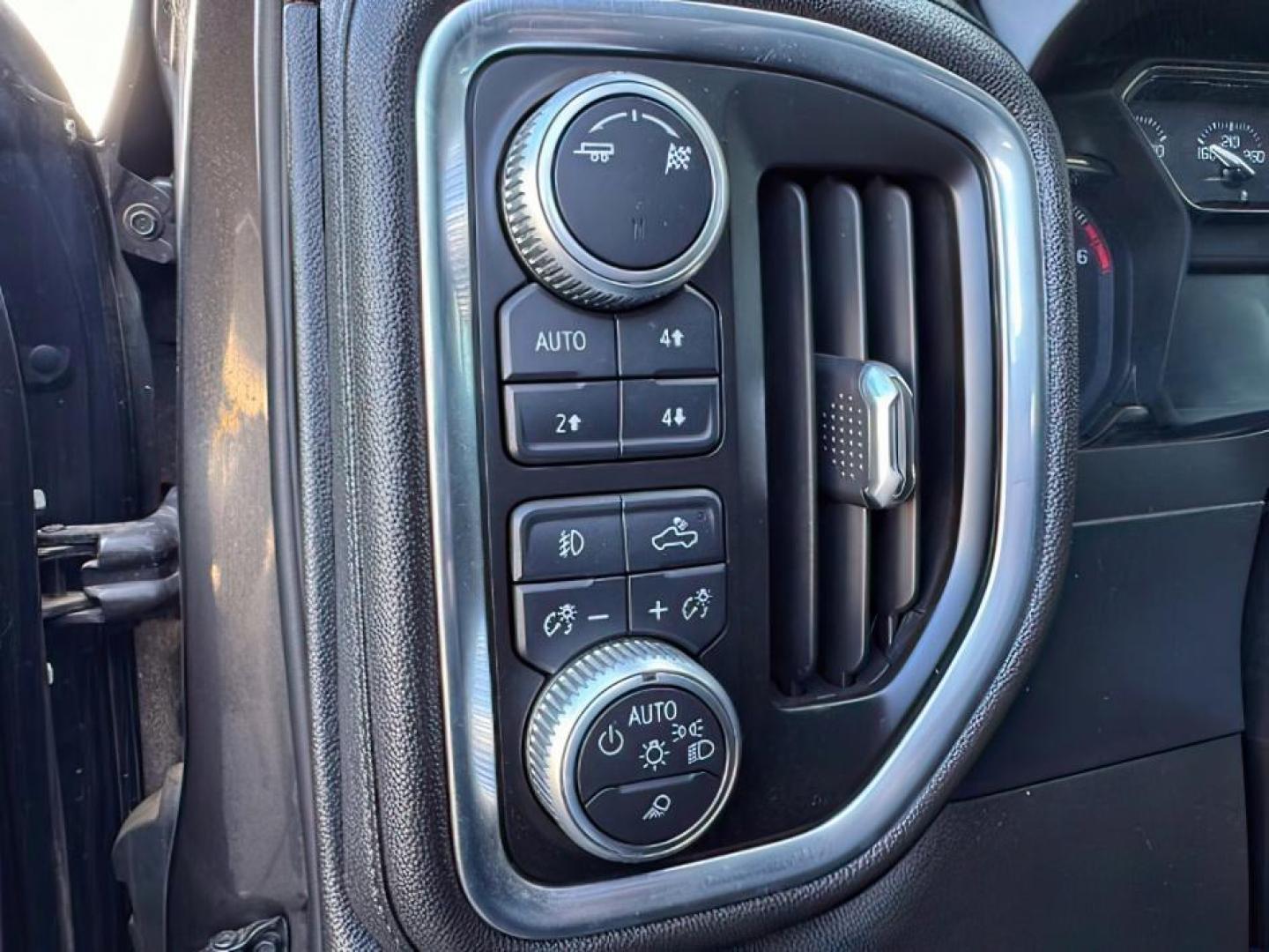 2019 GRAY /Jet Black, leather GMC Sierra 1500 SLT Crew Cab Short Box 4WD (1GTU9DED6KZ) with an 5.3L V8 OHV 16V engine, 6-Speed Automatic transmission, located at 1235 N Woodruff Ave., Idaho Falls, 83401, (208) 523-1053, 43.507172, -112.000488 - At Timberline Auto, finding a great deal on your next vehicle is always easy! Our experienced sales staff's goal is to help find you the right vehicle at the right price! Our knowledgeable finance department has options for almost any credit score. We offer extended service contract options to prote - Photo#18