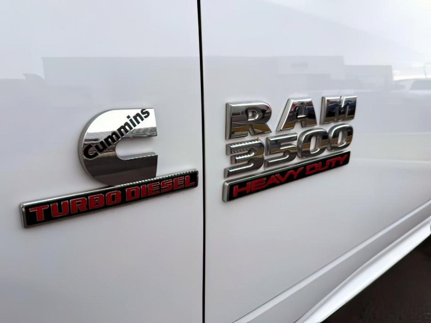 2018 WHITE /Black/Diesel Gray, cloth Ram 3500 (3C63R3GL0JG) with an 67L L6 OHV 24V TURBO DIESEL engine, Automatic transmission, located at 1175 N Woodruff Ave, Idaho Falls, ID, 83401, 43.506901, -111.999657 - At Timberline Auto, finding a great deal on your next vehicle is always easy! Our experienced sales staff's goal is to help find you the right vehicle at the right price! Our knowledgeable finance department has options for almost any credit score. We offer extended service contract options to prote - Photo#8