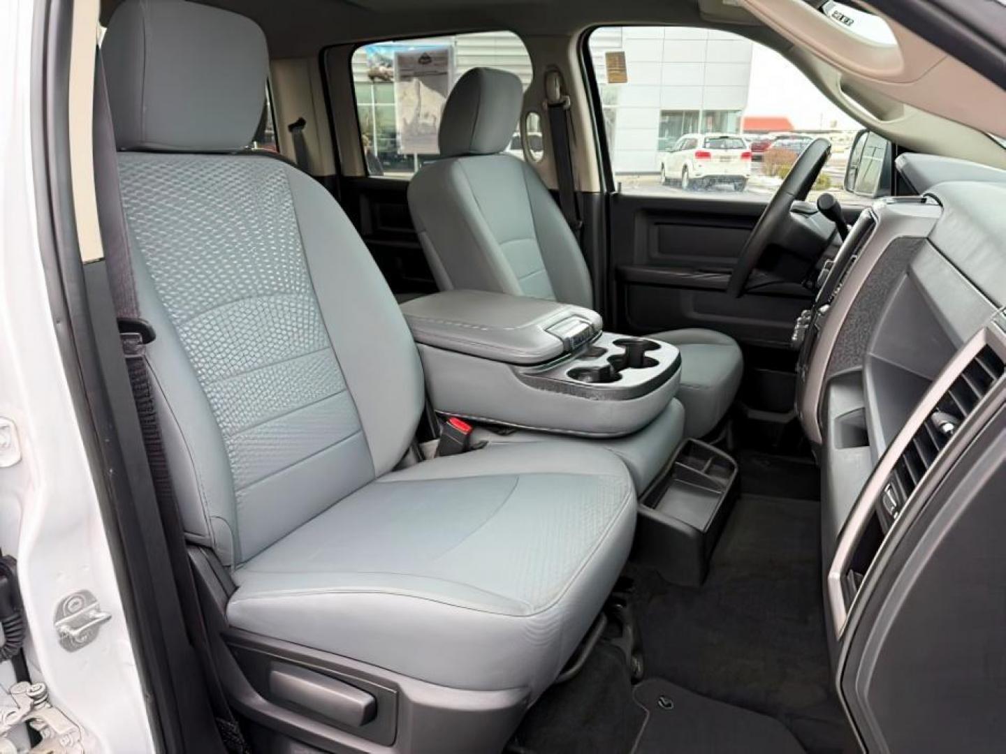 2018 WHITE /Black/Diesel Gray, cloth Ram 3500 (3C63R3GL0JG) with an 67L L6 OHV 24V TURBO DIESEL engine, Automatic transmission, located at 1175 N Woodruff Ave, Idaho Falls, ID, 83401, 43.506901, -111.999657 - At Timberline Auto, finding a great deal on your next vehicle is always easy! Our experienced sales staff's goal is to help find you the right vehicle at the right price! Our knowledgeable finance department has options for almost any credit score. We offer extended service contract options to prote - Photo#17