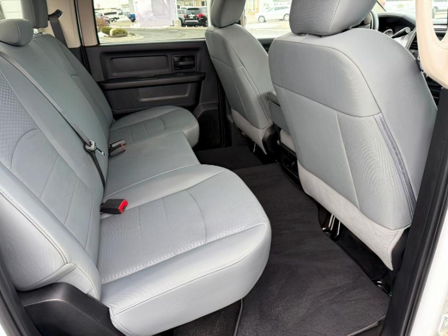 2018 WHITE /Black/Diesel Gray, cloth Ram 3500 (3C63R3GL0JG) with an 67L L6 OHV 24V TURBO DIESEL engine, Automatic transmission, located at 1175 N Woodruff Ave, Idaho Falls, ID, 83401, 43.506901, -111.999657 - At Timberline Auto, finding a great deal on your next vehicle is always easy! Our experienced sales staff's goal is to help find you the right vehicle at the right price! Our knowledgeable finance department has options for almost any credit score. We offer extended service contract options to prote - Photo#18
