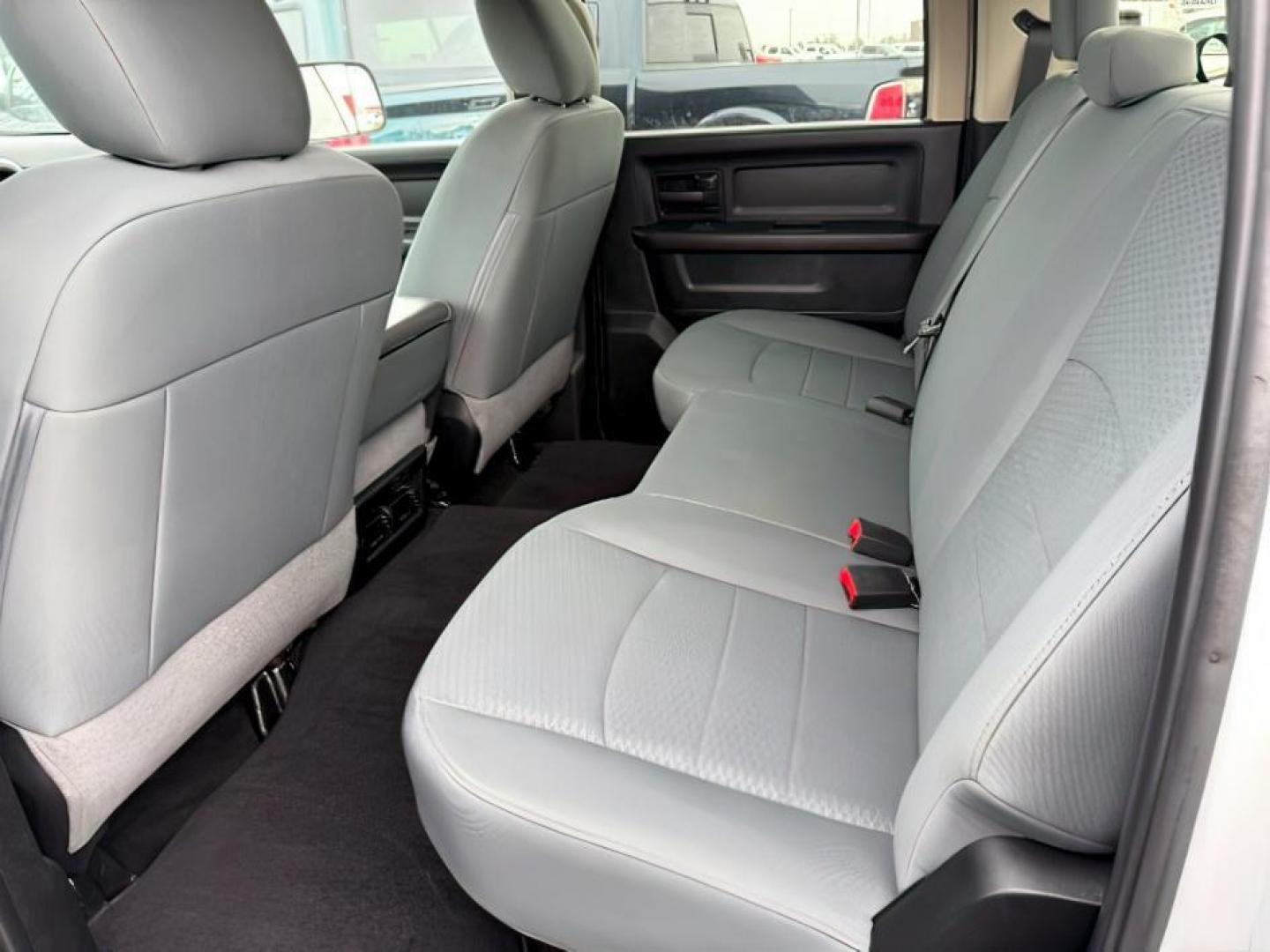 2018 WHITE /Black/Diesel Gray, cloth Ram 3500 (3C63R3GL0JG) with an 67L L6 OHV 24V TURBO DIESEL engine, Automatic transmission, located at 1175 N Woodruff Ave, Idaho Falls, ID, 83401, 43.506901, -111.999657 - At Timberline Auto, finding a great deal on your next vehicle is always easy! Our experienced sales staff's goal is to help find you the right vehicle at the right price! Our knowledgeable finance department has options for almost any credit score. We offer extended service contract options to prote - Photo#20