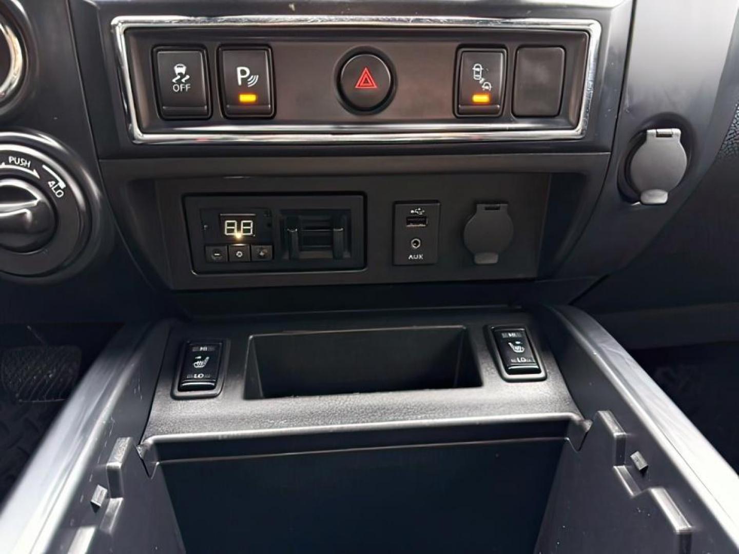 2018 BLACK /Black, leather Nissan Titan XD SL Midnight Edition 4x4 (1N6BA1F4XJN) with an 5.0L V8 DOHC 32V DIESEL engine, 6-Speed Automatic transmission, located at 1235 N Woodruff Ave., Idaho Falls, 83401, (208) 523-1053, 43.507172, -112.000488 - At Timberline Auto, finding a great deal on your next vehicle is always easy! Our experienced sales staff's goal is to help find you the right vehicle at the right price! Our knowledgeable finance department has options for almost any credit score. We offer extended service contract options to prote - Photo#22