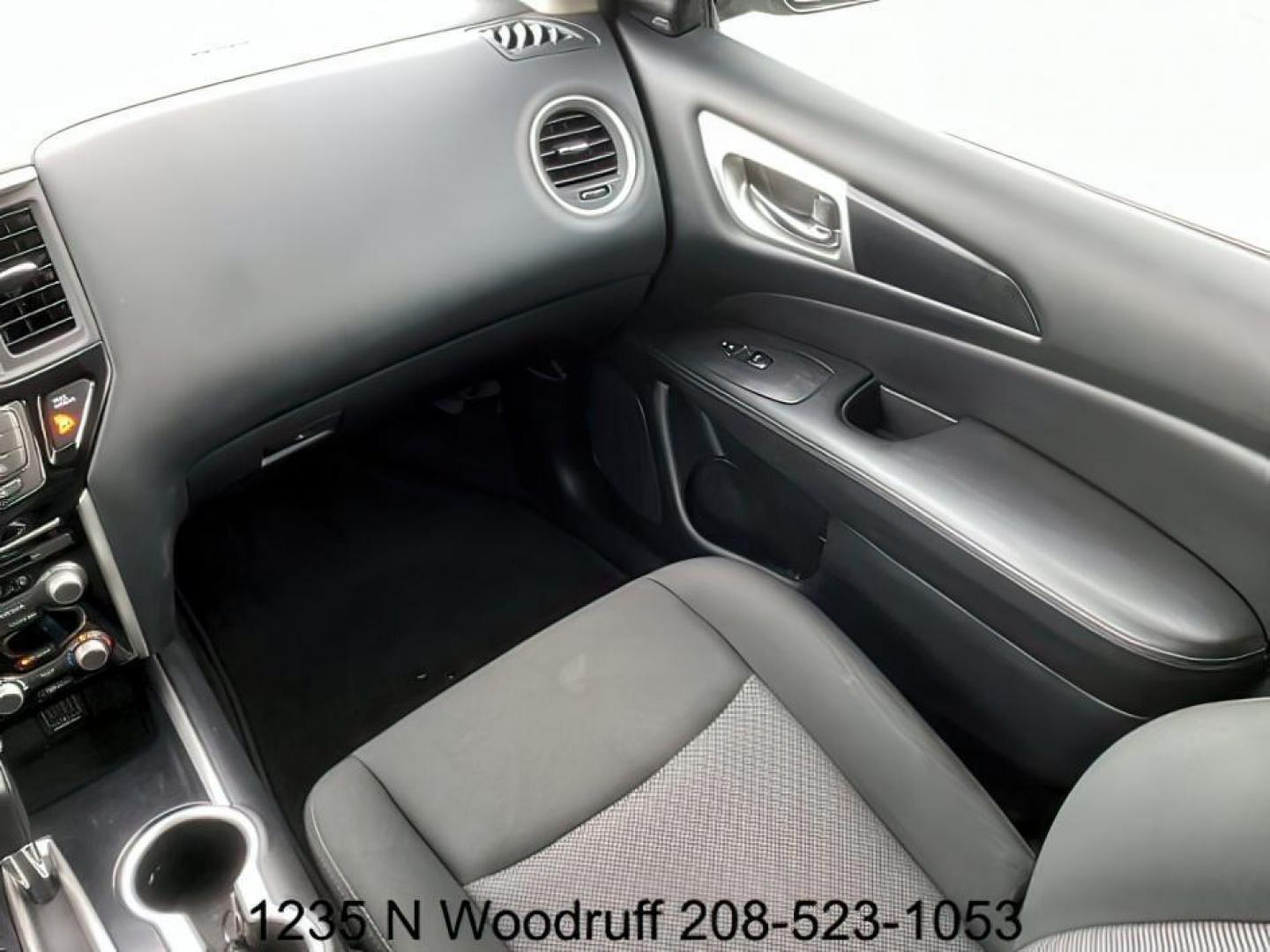 2020 Magnetic Black Pearl /Charcoal, leatherette/cloth Nissan Pathfinder SV 4WD (5N1DR2BM7LC) with an 3.5L V6 DOHC 24V engine, Continuously Variable Transmission transmission, located at 1235 N Woodruff Ave., Idaho Falls, 83401, (208) 523-1053, 43.507172, -112.000488 - At Timberline Auto, finding a great deal on your next vehicle is always easy! Our experienced sales staff's goal is to help find you the right vehicle at the right price! Our knowledgeable finance department has options for almost any credit score. We offer extended service contract options to prote - Photo#20