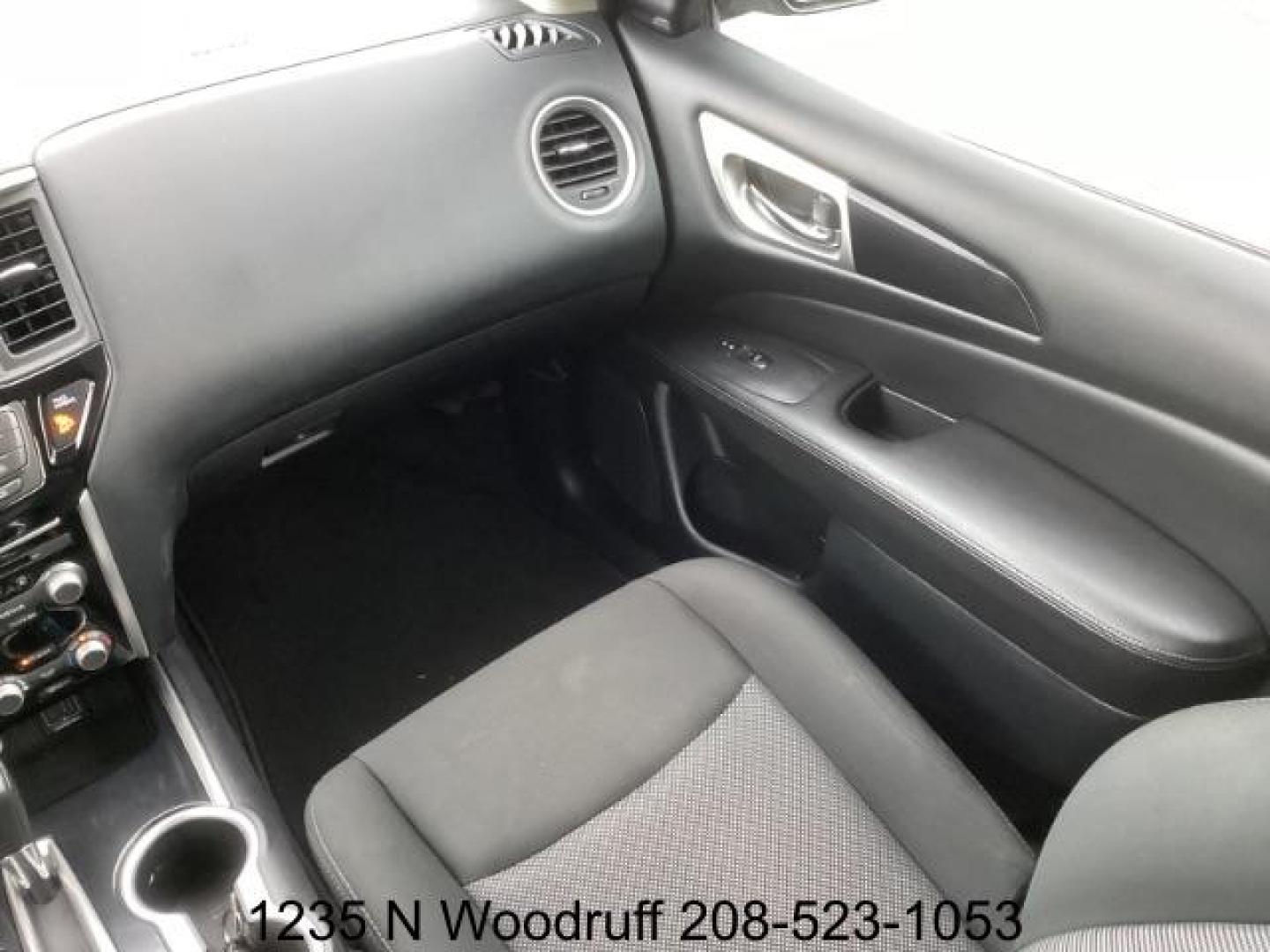2020 Magnetic Black Pearl /Charcoal, leatherette/cloth Nissan Pathfinder SV 4WD (5N1DR2BM7LC) with an 3.5L V6 DOHC 24V engine, Continuously Variable Transmission transmission, located at 1235 N Woodruff Ave., Idaho Falls, 83401, (208) 523-1053, 43.507172, -112.000488 - At Timberline Auto, finding a great deal on your next vehicle is always easy! Our experienced sales staff's goal is to help find you the right vehicle at the right price! Our knowledgeable finance department has options for almost any credit score. We offer extended service contract options to prote - Photo#20