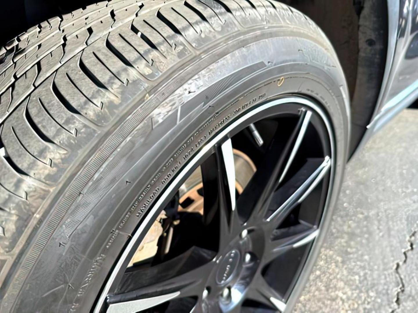 2015 Tuxedo Black Metallic /Charcoal Black, leather Ford Explorer (1FM5K8F89FG) with an 35L V6 DOHC 24V engine, Automatic transmission, located at 1175 N Woodruff Ave, Idaho Falls, ID, 83401, 43.506901, -111.999657 - At Timberline Auto, finding a great deal on your next vehicle is always easy! Our experienced sales staff's goal is to help find you the right vehicle at the right price! Our knowledgeable finance department has options for almost any credit score. We offer extended service contract options to prote - Photo#11