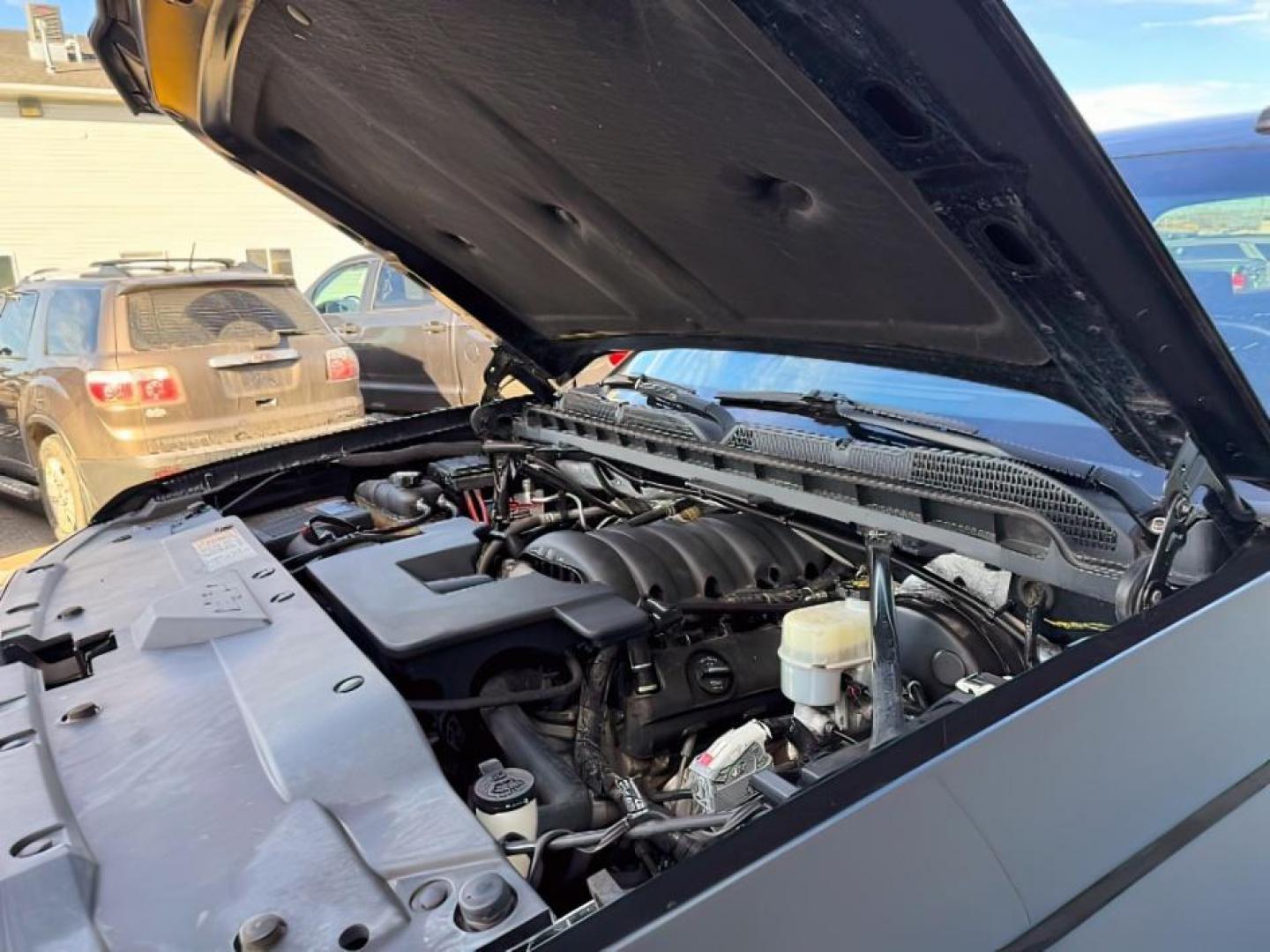 2018 Black /Jet Black, cloth Chevrolet Silverado 1500 LT Crew Cab 4WD (1GCUKREC0JF) with an 5.3L V8 OHV 16V engine, 6-Speed Automatic transmission, located at 1235 N Woodruff Ave., Idaho Falls, 83401, (208) 523-1053, 43.507172, -112.000488 - At Timberline Auto, finding a great deal on your next vehicle is always easy! Our experienced sales staff's goal is to help find you the right vehicle at the right price! Our knowledgeable finance department has options for almost any credit score. We offer extended service contract options to prote - Photo#12