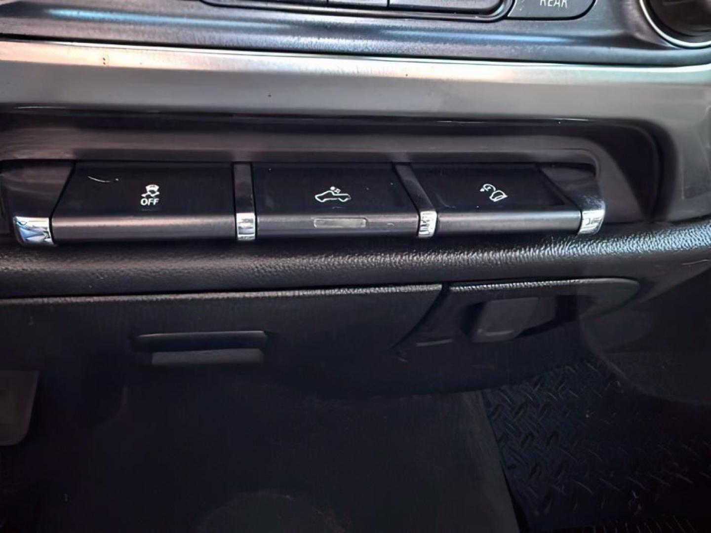 2018 Black /Jet Black, cloth Chevrolet Silverado 1500 LT Crew Cab 4WD (1GCUKREC0JF) with an 5.3L V8 OHV 16V engine, 6-Speed Automatic transmission, located at 1235 N Woodruff Ave., Idaho Falls, 83401, (208) 523-1053, 43.507172, -112.000488 - At Timberline Auto, finding a great deal on your next vehicle is always easy! Our experienced sales staff's goal is to help find you the right vehicle at the right price! Our knowledgeable finance department has options for almost any credit score. We offer extended service contract options to prote - Photo#21