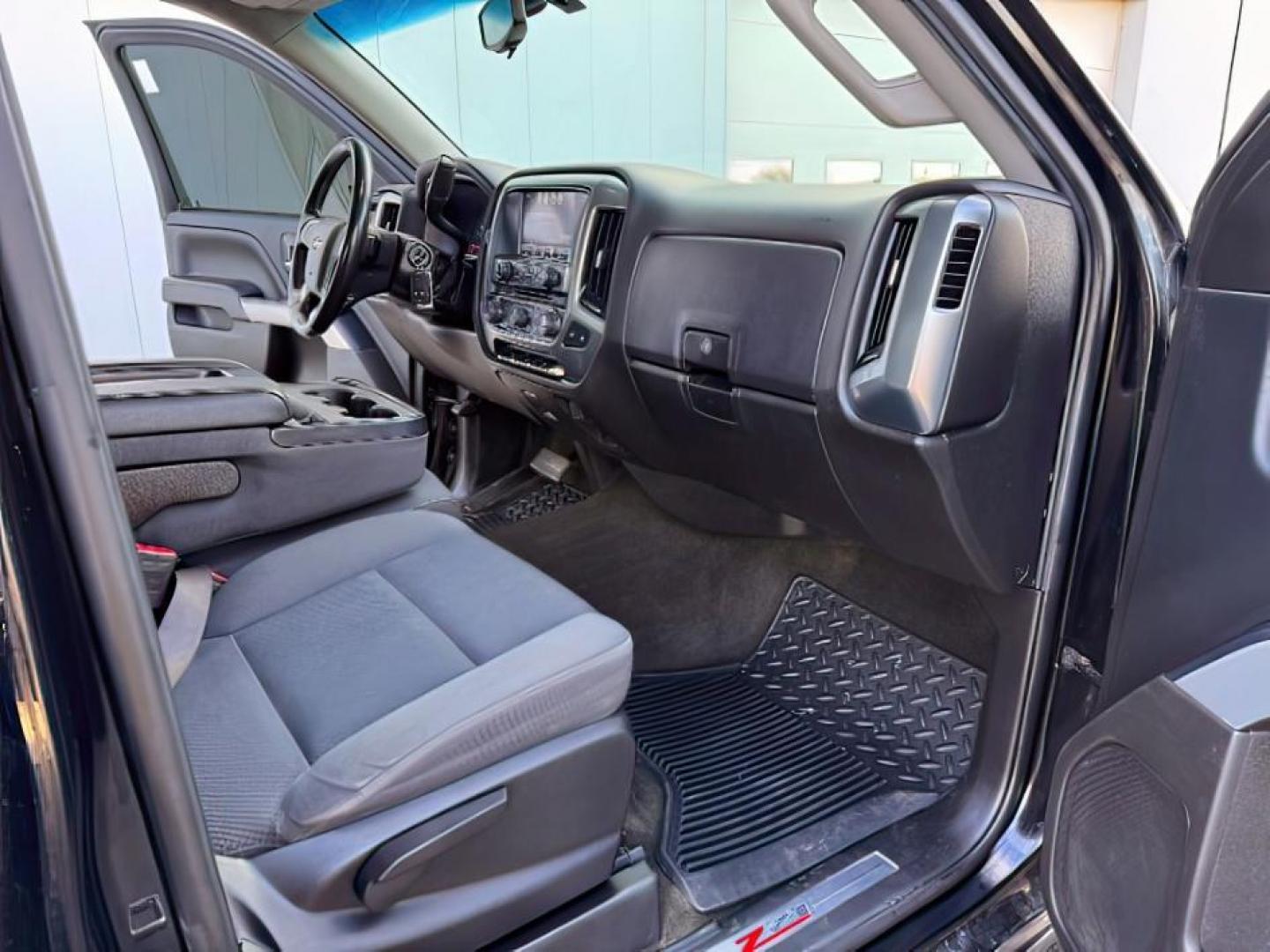 2018 Black /Jet Black, cloth Chevrolet Silverado 1500 LT Crew Cab 4WD (1GCUKREC0JF) with an 5.3L V8 OHV 16V engine, 6-Speed Automatic transmission, located at 1235 N Woodruff Ave., Idaho Falls, 83401, (208) 523-1053, 43.507172, -112.000488 - At Timberline Auto, finding a great deal on your next vehicle is always easy! Our experienced sales staff's goal is to help find you the right vehicle at the right price! Our knowledgeable finance department has options for almost any credit score. We offer extended service contract options to prote - Photo#31