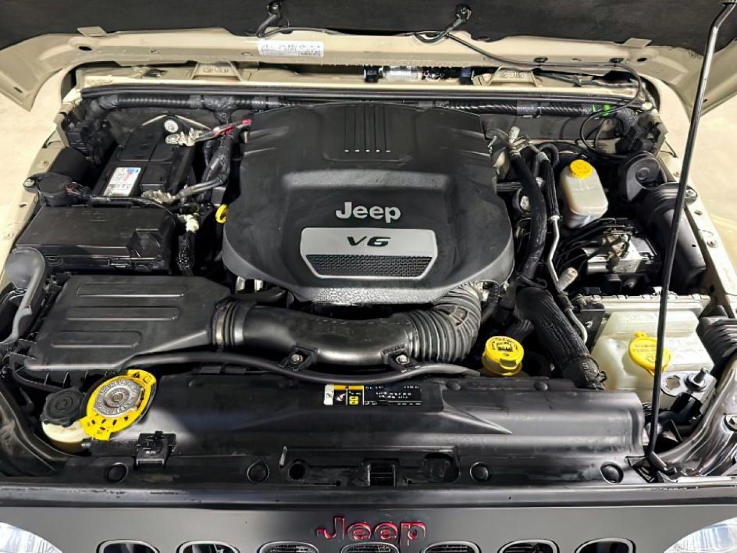 2018 TAN /Black, leather Jeep Wrangler JK (1C4BJWFG4JL) with an 36L V6 DOHC 24V FFV engine, Automatic transmission, located at 1175 N Woodruff Ave, Idaho Falls, ID, 83401, 43.506901, -111.999657 - At Timberline Auto, finding a great deal on your next vehicle is always easy! Our experienced sales staff's goal is to help find you the right vehicle at the right price! Our knowledgeable finance department has options for almost any credit score. We offer extended service contract options to prote - Photo#9