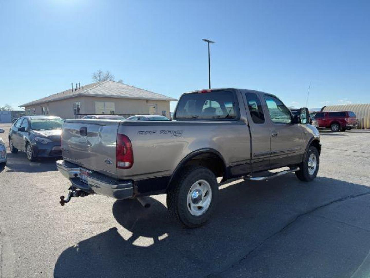 2001 GOLD /CLOTH Ford F-150 XLT SuperCab Short Bed 4WD (1FTRX18L61N) with an 5.4 engine, AUTOMATIC transmission, located at 1235 N Woodruff Ave., Idaho Falls, 83401, (208) 523-1053, 43.507172, -112.000488 - At Timberline Auto, finding a great deal on your next vehicle is always easy! Our experienced sales staff's goal is to help find you the right vehicle at the right price! Our knowledgeable finance department has options for almost any credit score. We offer extended service contract options to prote - Photo#4