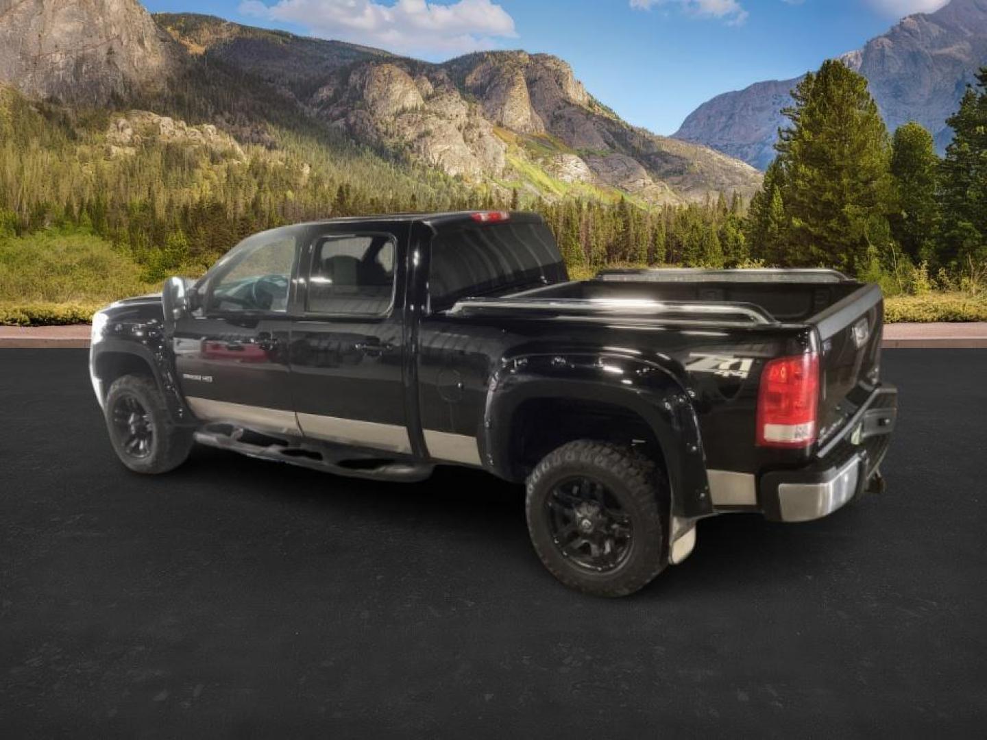 2013 Onyx Black /Ebony Leather Interior GMC Sierra 2500HD SLT Crew Cab 4WD (1GT121E86DF) with an 6.6L V8 OHV 32V TURBO DIESEL engine, 6-Speed Automatic transmission, located at 1235 N Woodruff Ave., Idaho Falls, 83401, (208) 523-1053, 43.507172, -112.000488 - At Timberline Auto, finding a great deal on your next vehicle is always easy! Our experienced sales staff's goal is to help find you the right vehicle at the right price! Our knowledgeable finance department has options for almost any credit score. We offer extended service contract options to prote - Photo#2