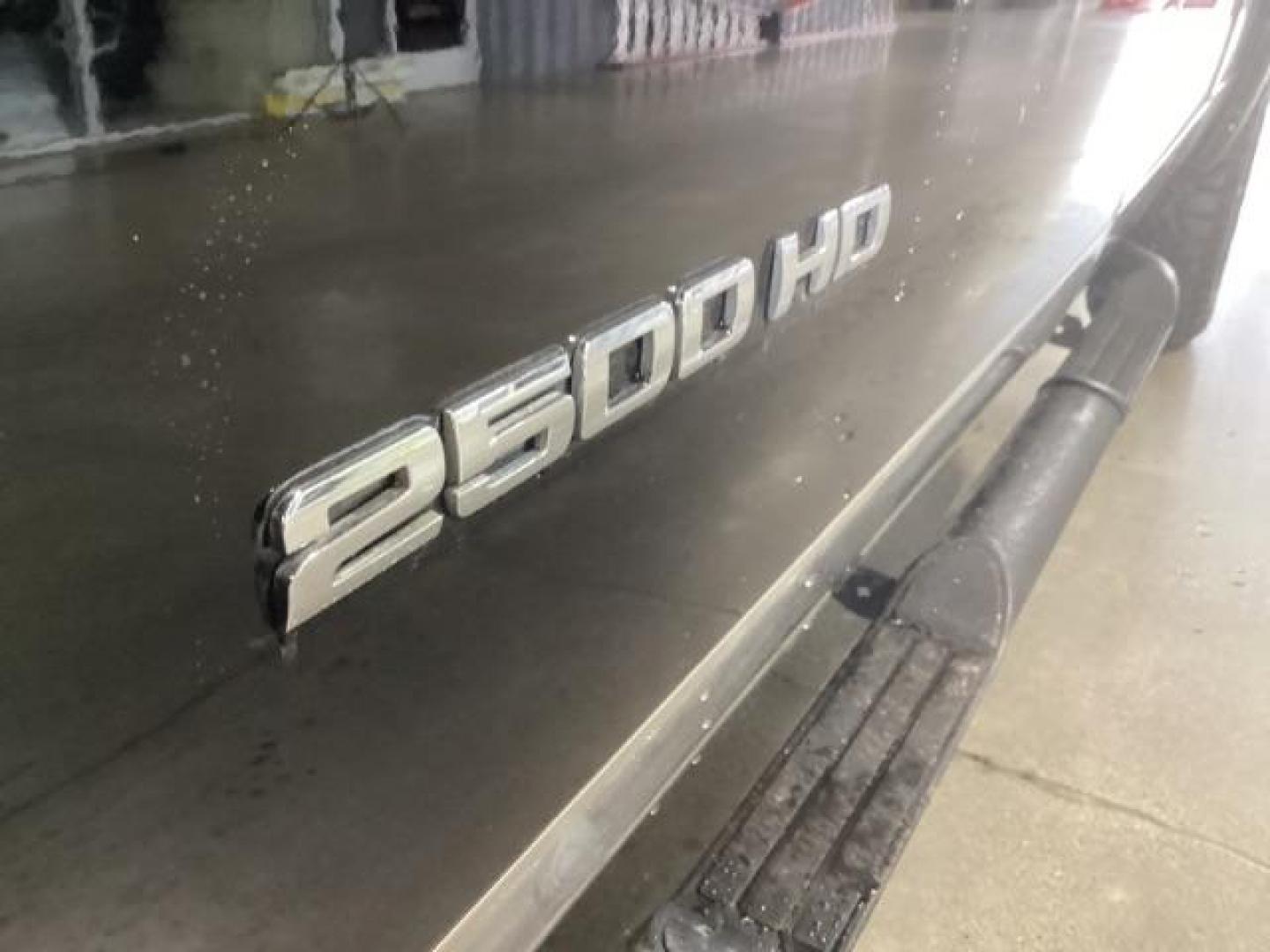 2013 Onyx Black /Ebony Leather Interior GMC Sierra 2500HD SLT Crew Cab 4WD (1GT121E86DF) with an 6.6L V8 OHV 32V TURBO DIESEL engine, 6-Speed Automatic transmission, located at 1235 N Woodruff Ave., Idaho Falls, 83401, (208) 523-1053, 43.507172, -112.000488 - At Timberline Auto, finding a great deal on your next vehicle is always easy! Our experienced sales staff's goal is to help find you the right vehicle at the right price! Our knowledgeable finance department has options for almost any credit score. We offer extended service contract options to prote - Photo#9