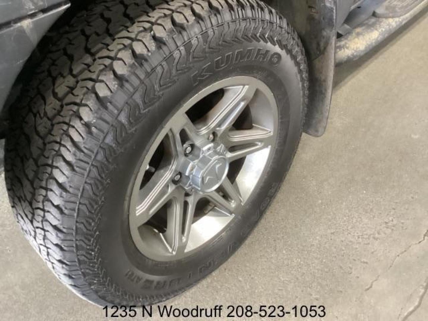 2013 GRAY /Graphite Cloth Interior Toyota Tacoma Double Cab V6 Auto 4WD (5TFLU4EN6DX) with an 4.0L V6 DOHC 24V engine, 5-Speed Automatic transmission, located at 1235 N Woodruff Ave., Idaho Falls, 83401, (208) 523-1053, 43.507172, -112.000488 - At Timberline Auto, finding a great deal on your next vehicle is always easy! Our experienced sales staff's goal is to help find you the right vehicle at the right price! Our knowledgeable finance department has options for almost any credit score. We offer extended service contract options to prote - Photo#8
