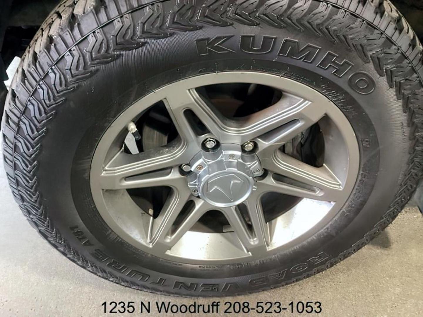 2013 GRAY /Graphite Cloth Interior Toyota Tacoma Double Cab V6 Auto 4WD (5TFLU4EN6DX) with an 4.0L V6 DOHC 24V engine, 5-Speed Automatic transmission, located at 1235 N Woodruff Ave., Idaho Falls, 83401, (208) 523-1053, 43.507172, -112.000488 - At Timberline Auto, finding a great deal on your next vehicle is always easy! Our experienced sales staff's goal is to help find you the right vehicle at the right price! Our knowledgeable finance department has options for almost any credit score. We offer extended service contract options to prote - Photo#7