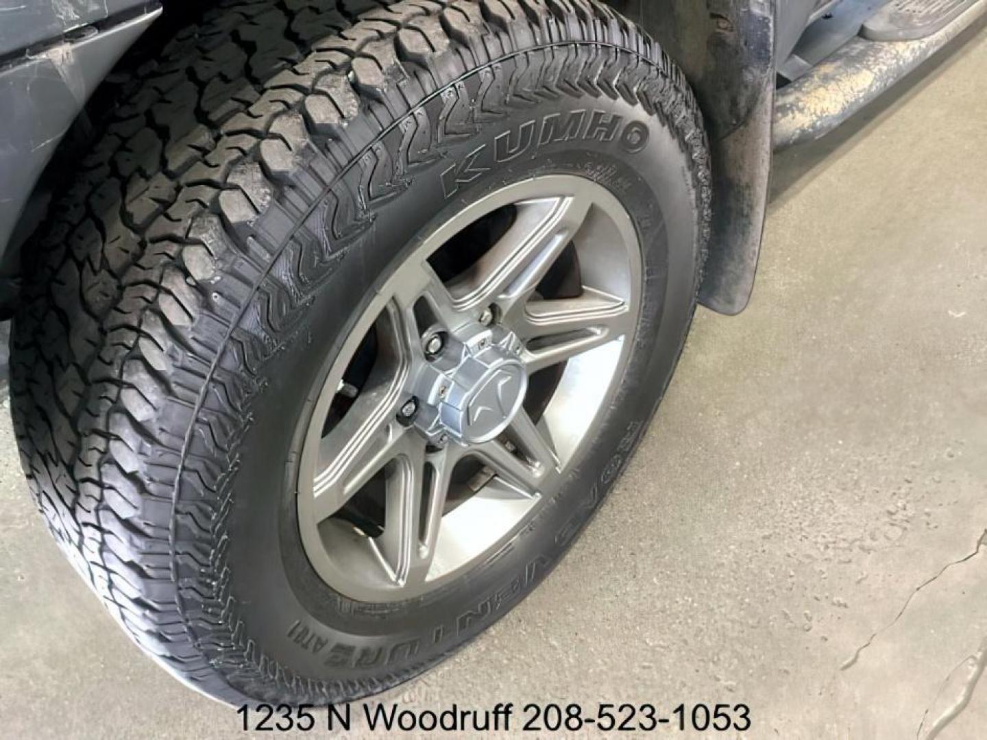 2013 GRAY /Graphite Cloth Interior Toyota Tacoma Double Cab V6 Auto 4WD (5TFLU4EN6DX) with an 4.0L V6 DOHC 24V engine, 5-Speed Automatic transmission, located at 1235 N Woodruff Ave., Idaho Falls, 83401, (208) 523-1053, 43.507172, -112.000488 - At Timberline Auto, finding a great deal on your next vehicle is always easy! Our experienced sales staff's goal is to help find you the right vehicle at the right price! Our knowledgeable finance department has options for almost any credit score. We offer extended service contract options to prote - Photo#8