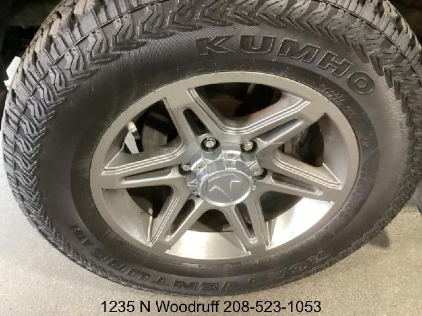 2013 GRAY /Graphite Cloth Interior Toyota Tacoma Double Cab V6 Auto 4WD (5TFLU4EN6DX) with an 4.0L V6 DOHC 24V engine, 5-Speed Automatic transmission, located at 1235 N Woodruff Ave., Idaho Falls, 83401, (208) 523-1053, 43.507172, -112.000488 - At Timberline Auto, finding a great deal on your next vehicle is always easy! Our experienced sales staff's goal is to help find you the right vehicle at the right price! Our knowledgeable finance department has options for almost any credit score. We offer extended service contract options to prote - Photo#7