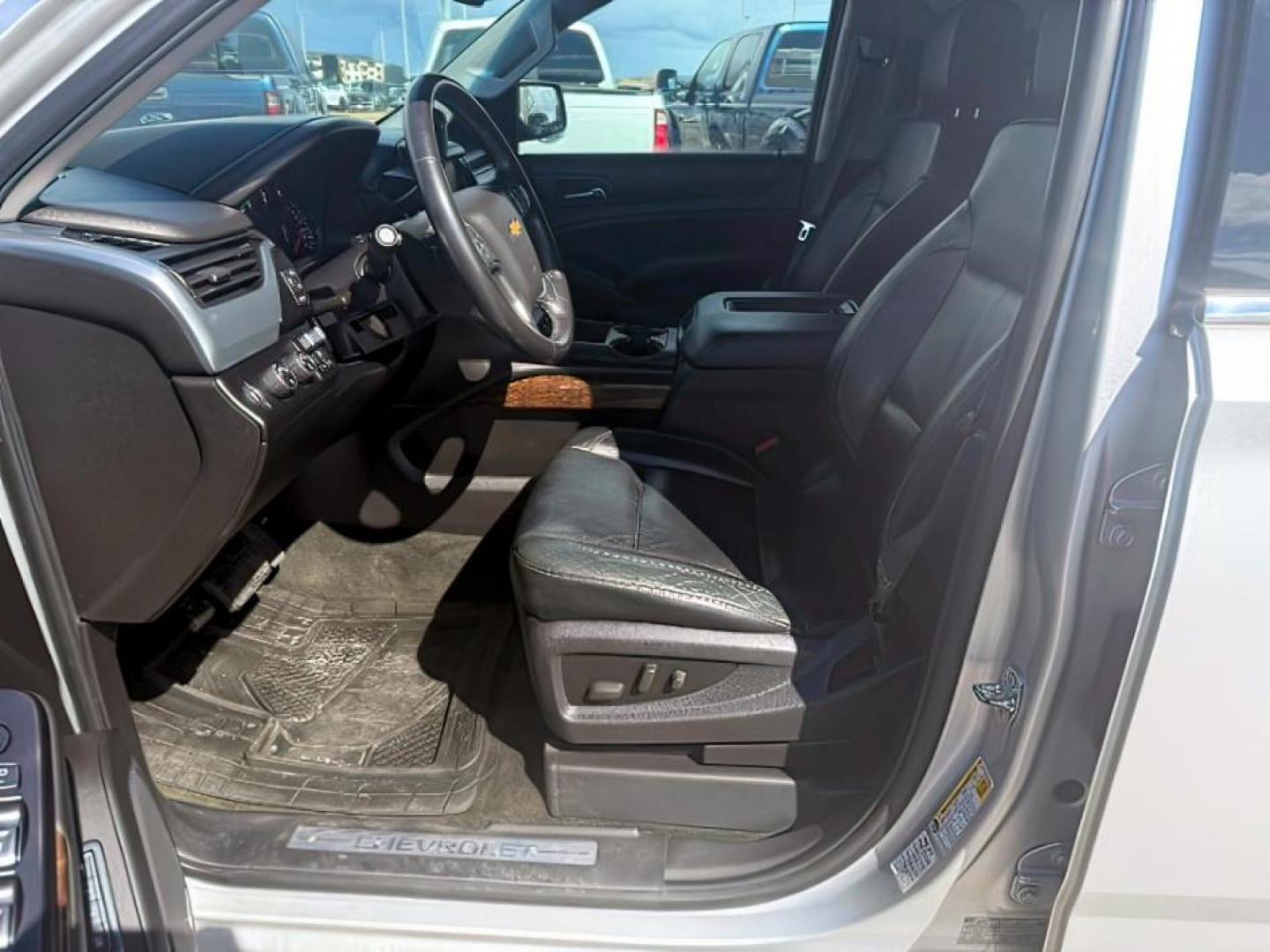 2015 SILVER /LEATHER Chevrolet Tahoe LT 4WD (1GNSKBKCXFR) with an 5.3L V8 OHV 16V engine, 6-Speed Automatic transmission, located at 1235 N Woodruff Ave., Idaho Falls, 83401, (208) 523-1053, 43.507172, -112.000488 - Photo#10