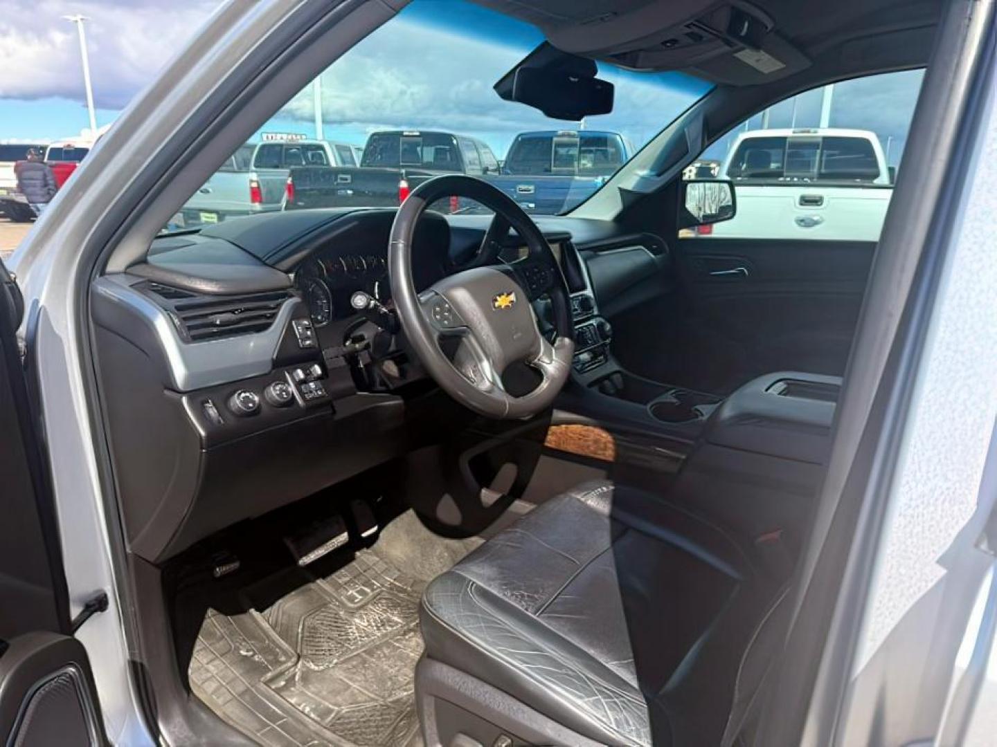 2015 SILVER /LEATHER Chevrolet Tahoe LT 4WD (1GNSKBKCXFR) with an 5.3L V8 OHV 16V engine, 6-Speed Automatic transmission, located at 1235 N Woodruff Ave., Idaho Falls, 83401, (208) 523-1053, 43.507172, -112.000488 - Photo#11