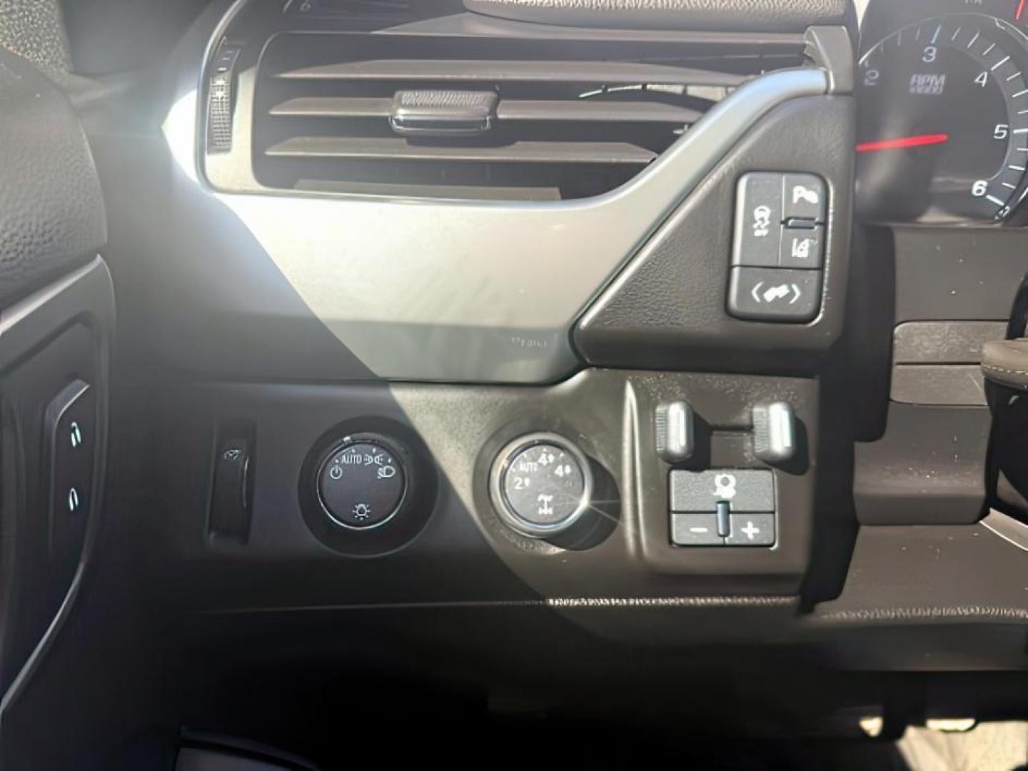 2015 SILVER /LEATHER Chevrolet Tahoe LT 4WD (1GNSKBKCXFR) with an 5.3L V8 OHV 16V engine, 6-Speed Automatic transmission, located at 1235 N Woodruff Ave., Idaho Falls, 83401, (208) 523-1053, 43.507172, -112.000488 - Photo#23