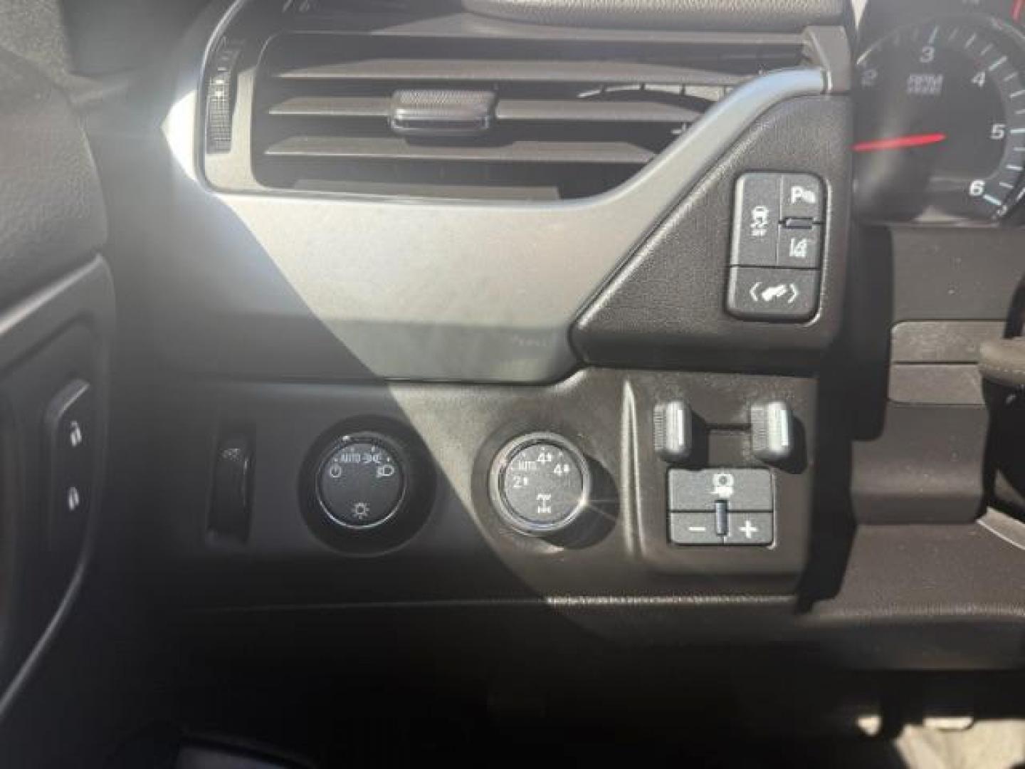 2015 SILVER /LEATHER Chevrolet Tahoe LT 4WD (1GNSKBKCXFR) with an 5.3L V8 OHV 16V engine, 6-Speed Automatic transmission, located at 1235 N Woodruff Ave., Idaho Falls, 83401, (208) 523-1053, 43.507172, -112.000488 - Photo#23