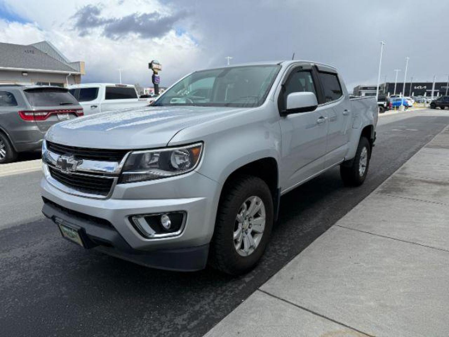 2020 Silver Ice Metallic /Jet Black, cloth Chevrolet Colorado LT Crew Cab 4WD Short Box (1GCGTCEN5L1) with an 3.6L V6 DOHC 24V GAS engine, 6-Speed Automatic transmission, located at 1235 N Woodruff Ave., Idaho Falls, 83401, (208) 523-1053, 43.507172, -112.000488 - At Timberline Auto, finding a great deal on your next vehicle is always easy! Our experienced sales staff's goal is to help find you the right vehicle at the right price! Our knowledgeable finance department has options for almost any credit score. We offer extended service contract options to prote - Photo#0