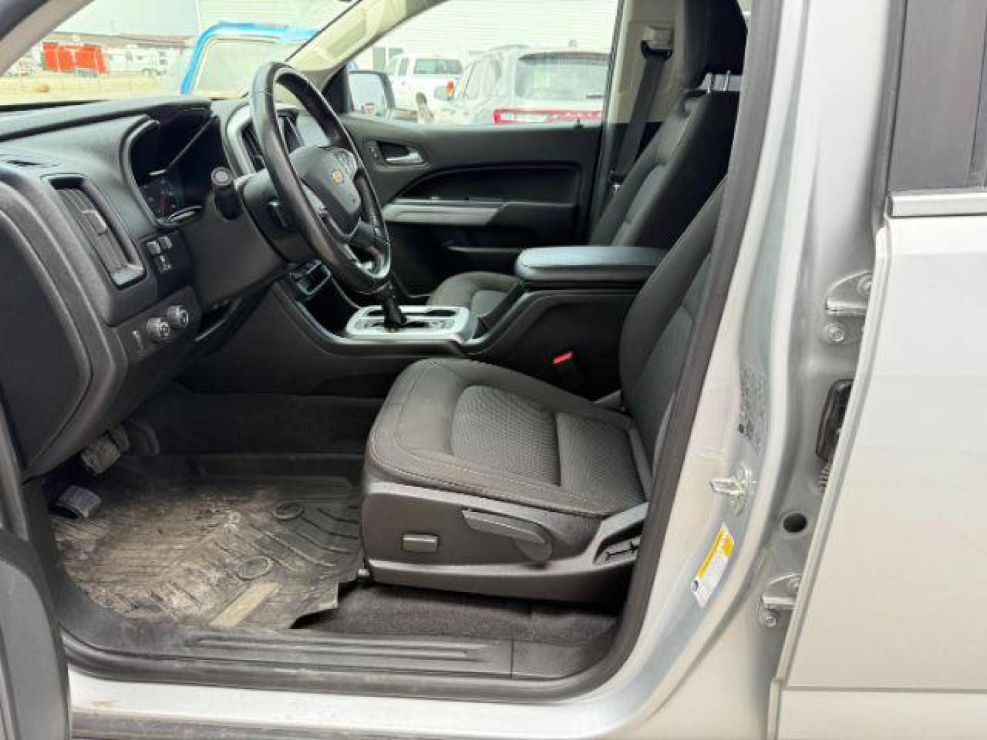 2020 Silver Ice Metallic /Jet Black, cloth Chevrolet Colorado LT Crew Cab 4WD Short Box (1GCGTCEN5L1) with an 3.6L V6 DOHC 24V GAS engine, 6-Speed Automatic transmission, located at 1235 N Woodruff Ave., Idaho Falls, 83401, (208) 523-1053, 43.507172, -112.000488 - At Timberline Auto, finding a great deal on your next vehicle is always easy! Our experienced sales staff's goal is to help find you the right vehicle at the right price! Our knowledgeable finance department has options for almost any credit score. We offer extended service contract options to prote - Photo#10