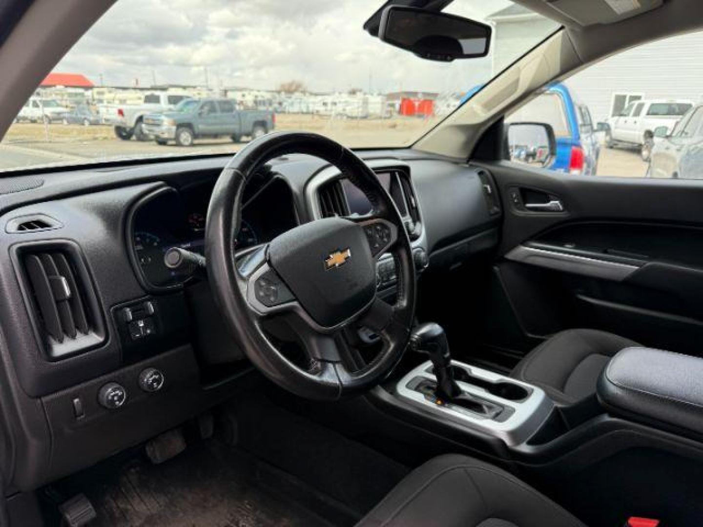 2020 Silver Ice Metallic /Jet Black, cloth Chevrolet Colorado LT Crew Cab 4WD Short Box (1GCGTCEN5L1) with an 3.6L V6 DOHC 24V GAS engine, 6-Speed Automatic transmission, located at 1235 N Woodruff Ave., Idaho Falls, 83401, (208) 523-1053, 43.507172, -112.000488 - At Timberline Auto, finding a great deal on your next vehicle is always easy! Our experienced sales staff's goal is to help find you the right vehicle at the right price! Our knowledgeable finance department has options for almost any credit score. We offer extended service contract options to prote - Photo#11
