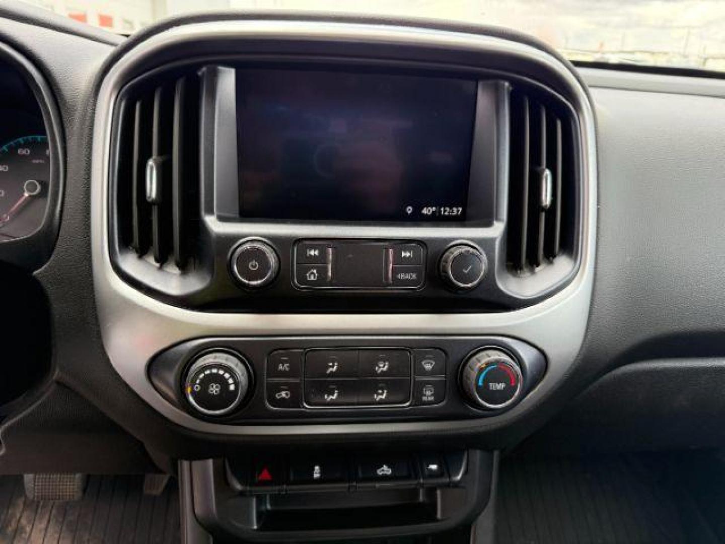 2020 Silver Ice Metallic /Jet Black, cloth Chevrolet Colorado LT Crew Cab 4WD Short Box (1GCGTCEN5L1) with an 3.6L V6 DOHC 24V GAS engine, 6-Speed Automatic transmission, located at 1235 N Woodruff Ave., Idaho Falls, 83401, (208) 523-1053, 43.507172, -112.000488 - At Timberline Auto, finding a great deal on your next vehicle is always easy! Our experienced sales staff's goal is to help find you the right vehicle at the right price! Our knowledgeable finance department has options for almost any credit score. We offer extended service contract options to prote - Photo#14