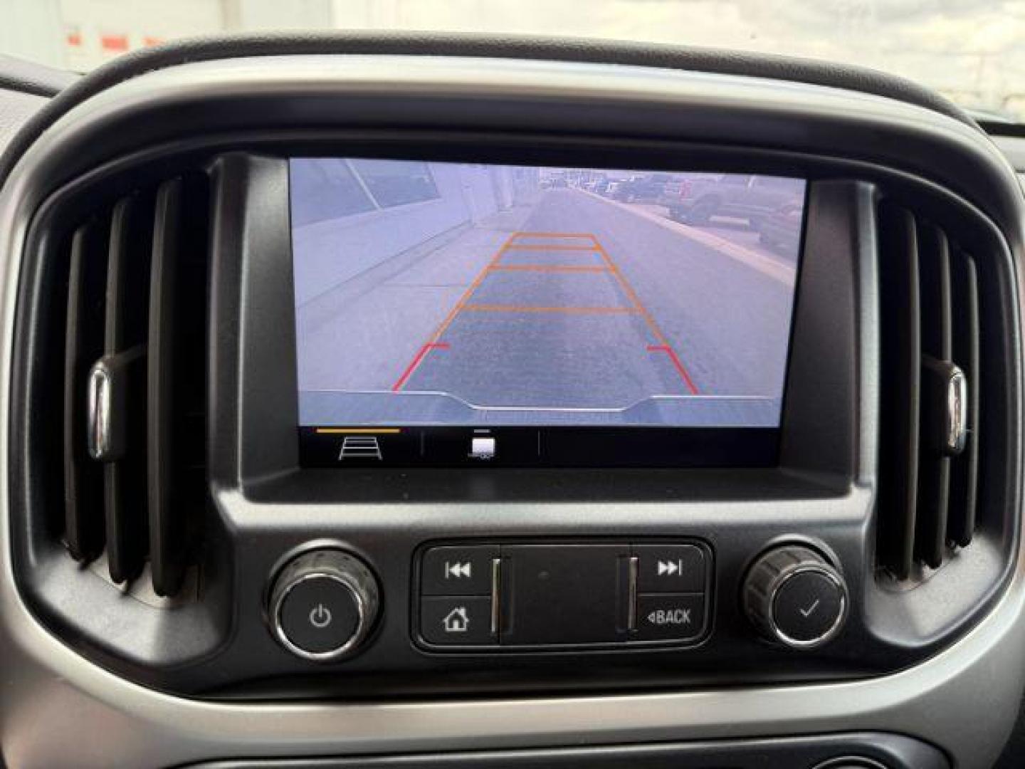 2020 Silver Ice Metallic /Jet Black, cloth Chevrolet Colorado LT Crew Cab 4WD Short Box (1GCGTCEN5L1) with an 3.6L V6 DOHC 24V GAS engine, 6-Speed Automatic transmission, located at 1235 N Woodruff Ave., Idaho Falls, 83401, (208) 523-1053, 43.507172, -112.000488 - At Timberline Auto, finding a great deal on your next vehicle is always easy! Our experienced sales staff's goal is to help find you the right vehicle at the right price! Our knowledgeable finance department has options for almost any credit score. We offer extended service contract options to prote - Photo#15
