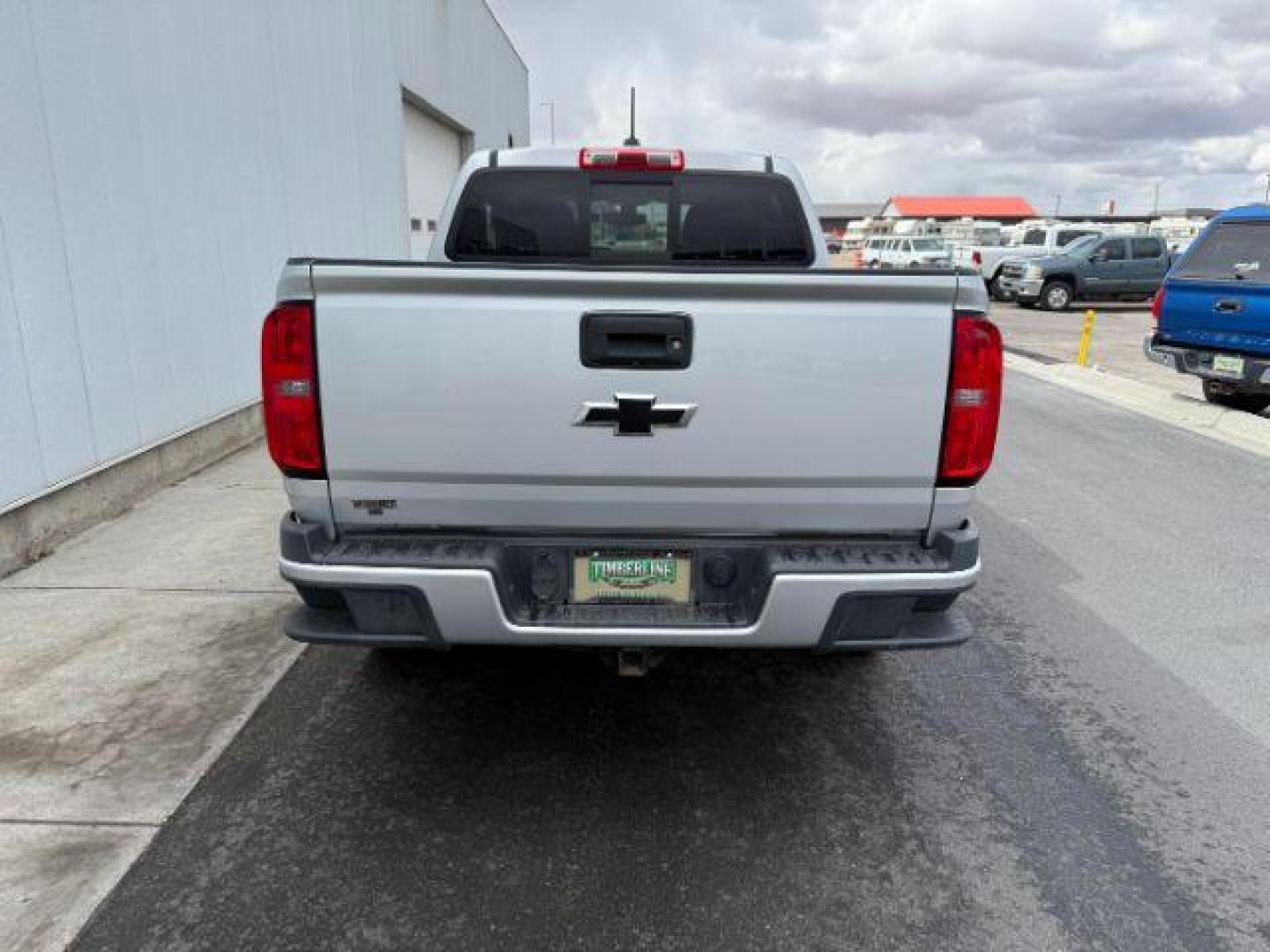 2020 Silver Ice Metallic /Jet Black, cloth Chevrolet Colorado LT Crew Cab 4WD Short Box (1GCGTCEN5L1) with an 3.6L V6 DOHC 24V GAS engine, 6-Speed Automatic transmission, located at 1235 N Woodruff Ave., Idaho Falls, 83401, (208) 523-1053, 43.507172, -112.000488 - At Timberline Auto, finding a great deal on your next vehicle is always easy! Our experienced sales staff's goal is to help find you the right vehicle at the right price! Our knowledgeable finance department has options for almost any credit score. We offer extended service contract options to prote - Photo#2