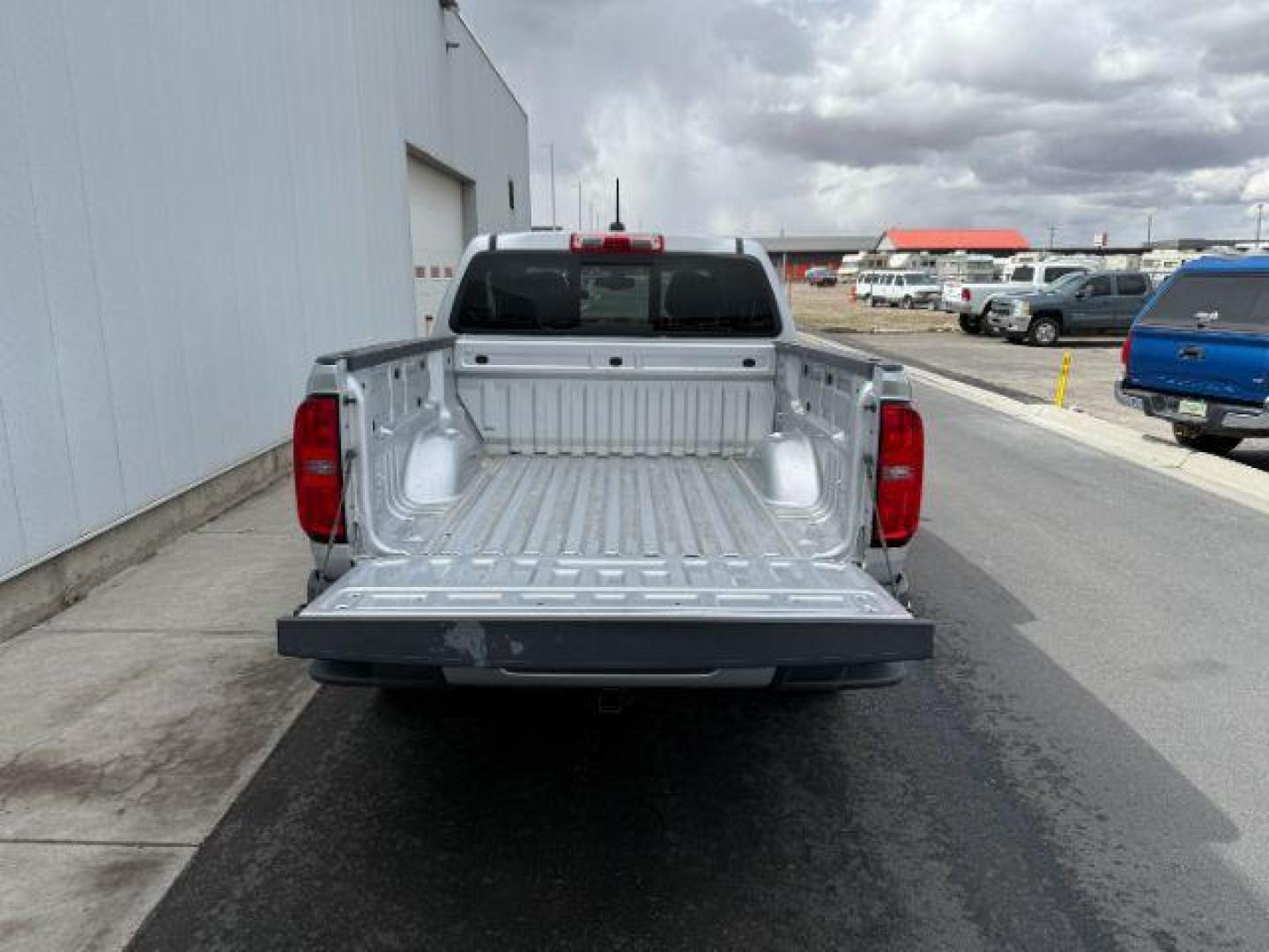 2020 Silver Ice Metallic /Jet Black, cloth Chevrolet Colorado LT Crew Cab 4WD Short Box (1GCGTCEN5L1) with an 3.6L V6 DOHC 24V GAS engine, 6-Speed Automatic transmission, located at 1235 N Woodruff Ave., Idaho Falls, 83401, (208) 523-1053, 43.507172, -112.000488 - At Timberline Auto, finding a great deal on your next vehicle is always easy! Our experienced sales staff's goal is to help find you the right vehicle at the right price! Our knowledgeable finance department has options for almost any credit score. We offer extended service contract options to prote - Photo#4
