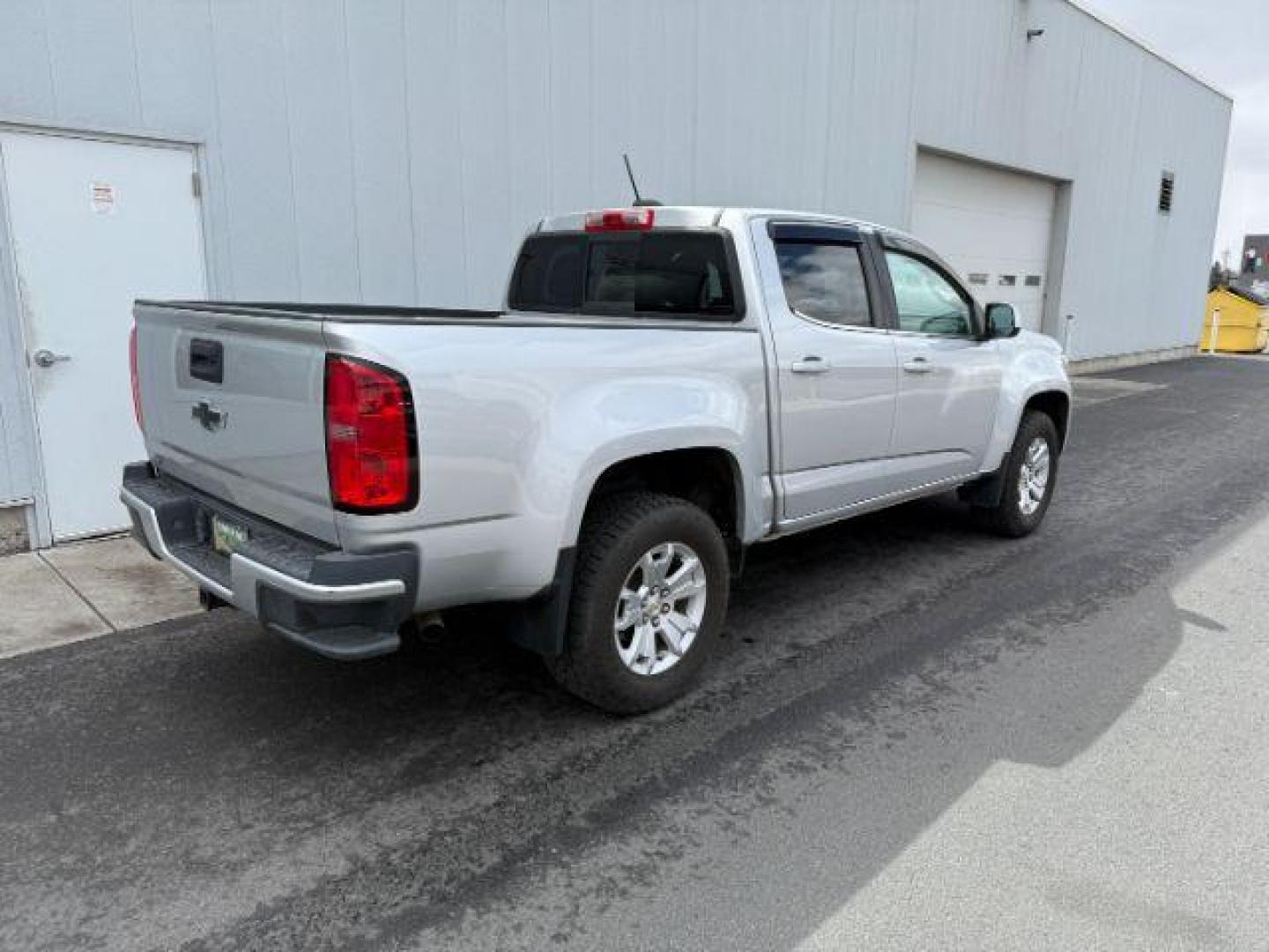 2020 Silver Ice Metallic /Jet Black, cloth Chevrolet Colorado LT Crew Cab 4WD Short Box (1GCGTCEN5L1) with an 3.6L V6 DOHC 24V GAS engine, 6-Speed Automatic transmission, located at 1235 N Woodruff Ave., Idaho Falls, 83401, (208) 523-1053, 43.507172, -112.000488 - At Timberline Auto, finding a great deal on your next vehicle is always easy! Our experienced sales staff's goal is to help find you the right vehicle at the right price! Our knowledgeable finance department has options for almost any credit score. We offer extended service contract options to prote - Photo#5