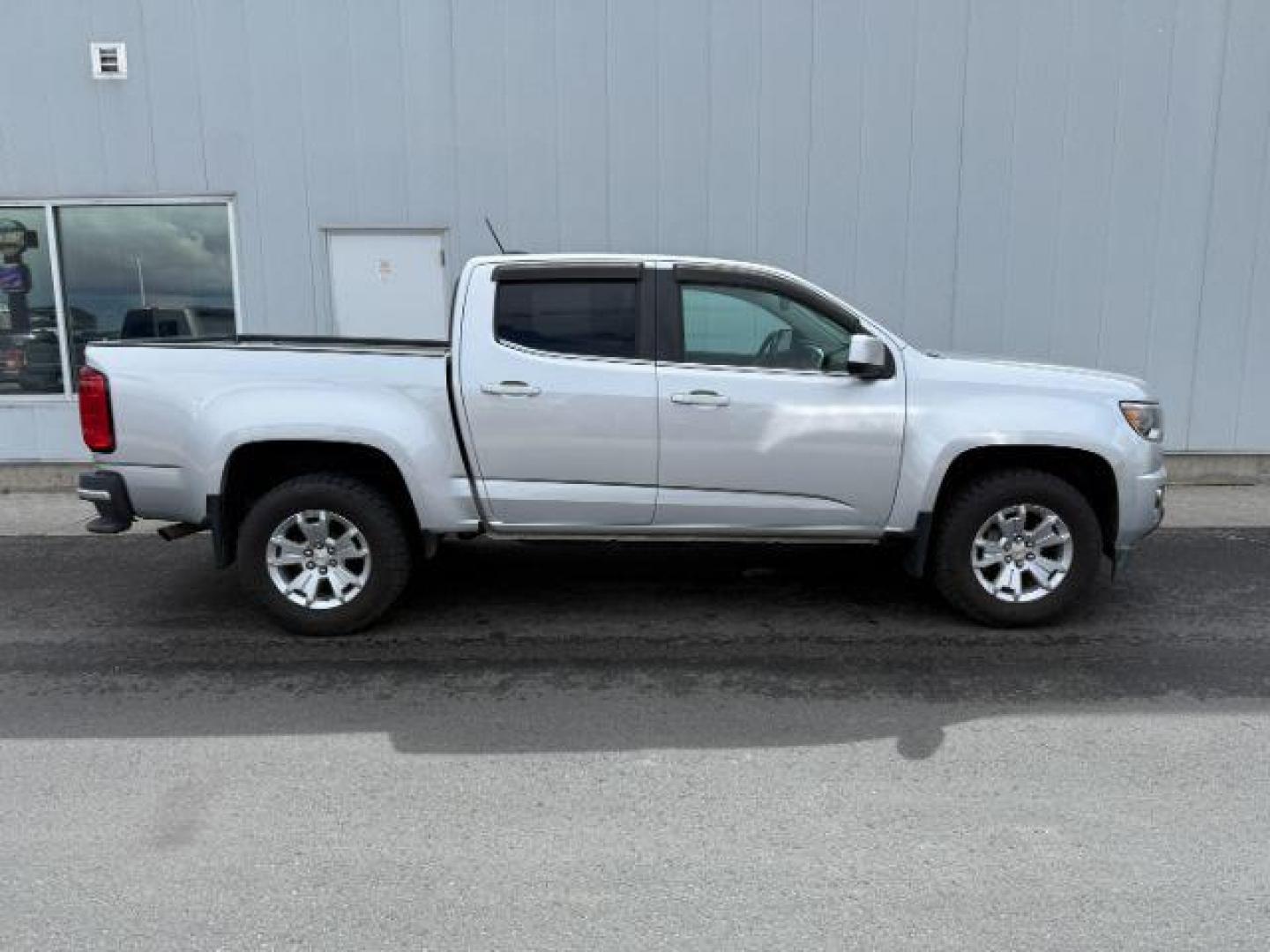 2020 Silver Ice Metallic /Jet Black, cloth Chevrolet Colorado LT Crew Cab 4WD Short Box (1GCGTCEN5L1) with an 3.6L V6 DOHC 24V GAS engine, 6-Speed Automatic transmission, located at 1235 N Woodruff Ave., Idaho Falls, 83401, (208) 523-1053, 43.507172, -112.000488 - At Timberline Auto, finding a great deal on your next vehicle is always easy! Our experienced sales staff's goal is to help find you the right vehicle at the right price! Our knowledgeable finance department has options for almost any credit score. We offer extended service contract options to prote - Photo#6