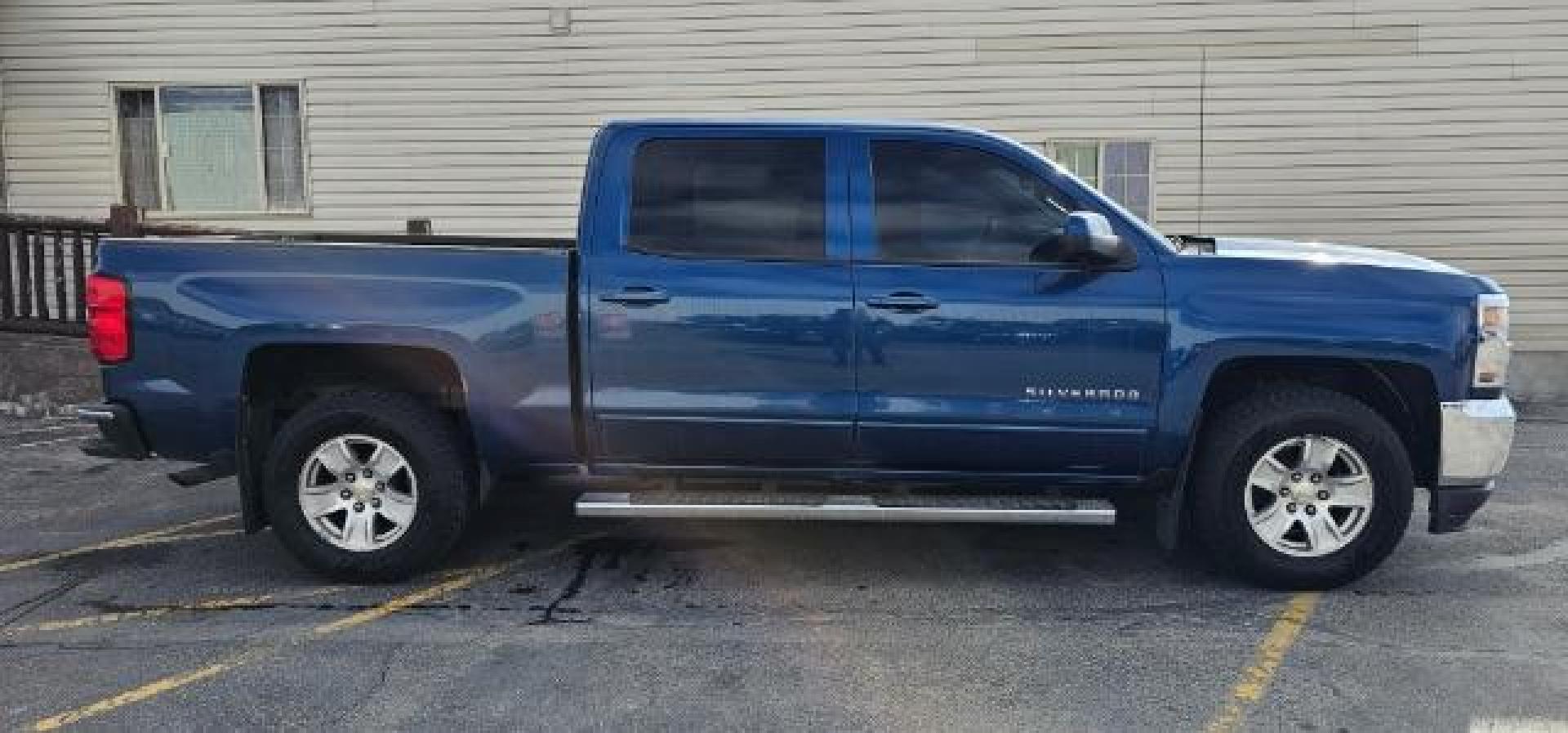 2016 BLUE CHEVROLET 1500 LT Crew Cab 4WD (3GCUKREC5GG) with an V8 5.3L engine, AUTOMATIC transmission, located at 1235 N Woodruff Ave., Idaho Falls, 83401, (208) 523-1053, 43.507172, -112.000488 - At Timberline Auto, finding a great deal on your next vehicle is always easy! Our experienced sales staff's goal is to help find you the right vehicle at the right price! Our knowledgeable finance department has options for almost any credit score. We offer extended service contract options to prote - Photo#5