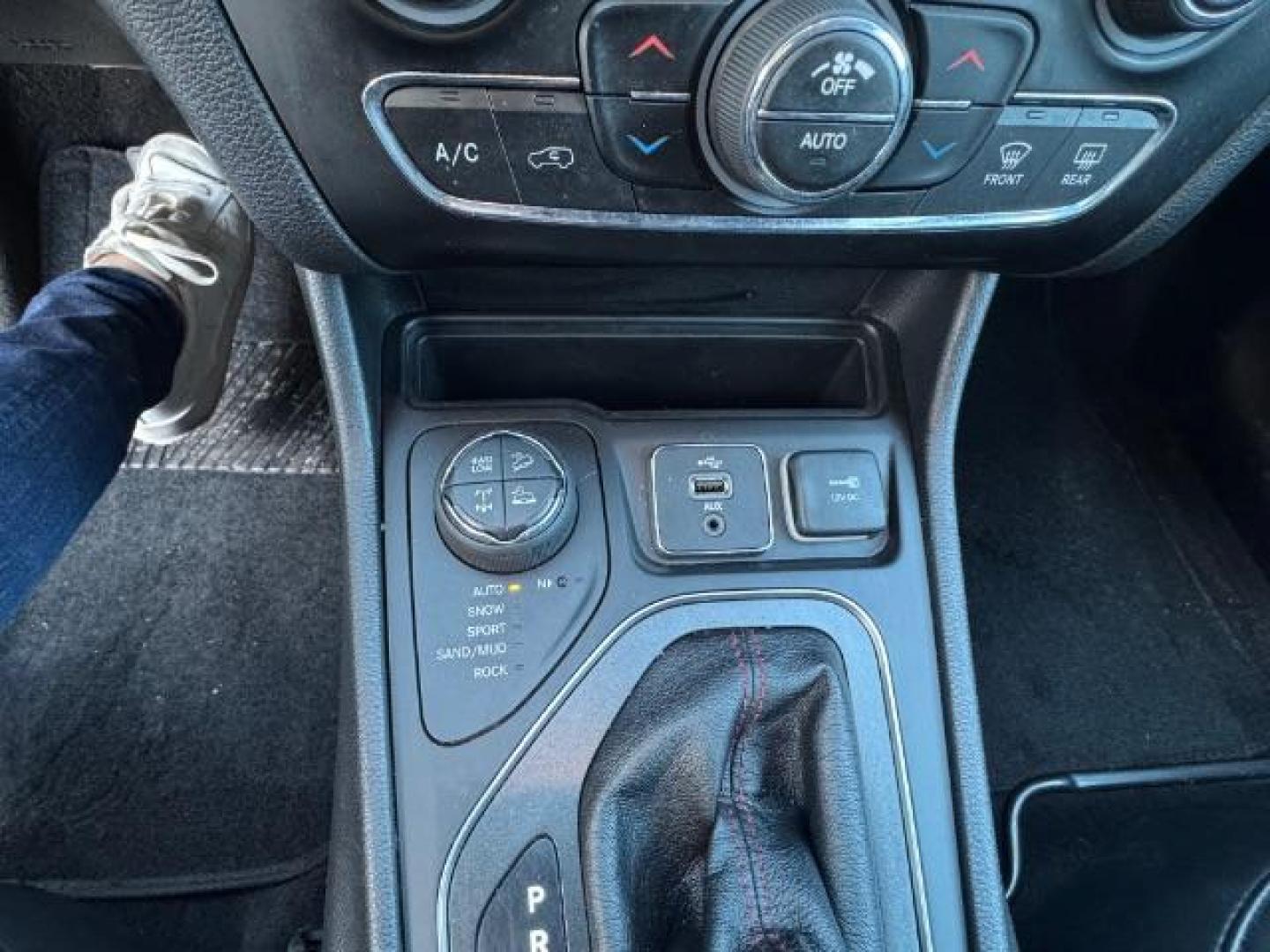 2019 BLUE /Black, vinyl/cloth Jeep Cherokee Trailhawk 4WD (1C4PJMBXXKD) with an 3.2L V6 DOHC 24V engine, 9-Speed Automatic transmission, located at 1235 N Woodruff Ave., Idaho Falls, 83401, (208) 523-1053, 43.507172, -112.000488 - Photo#19